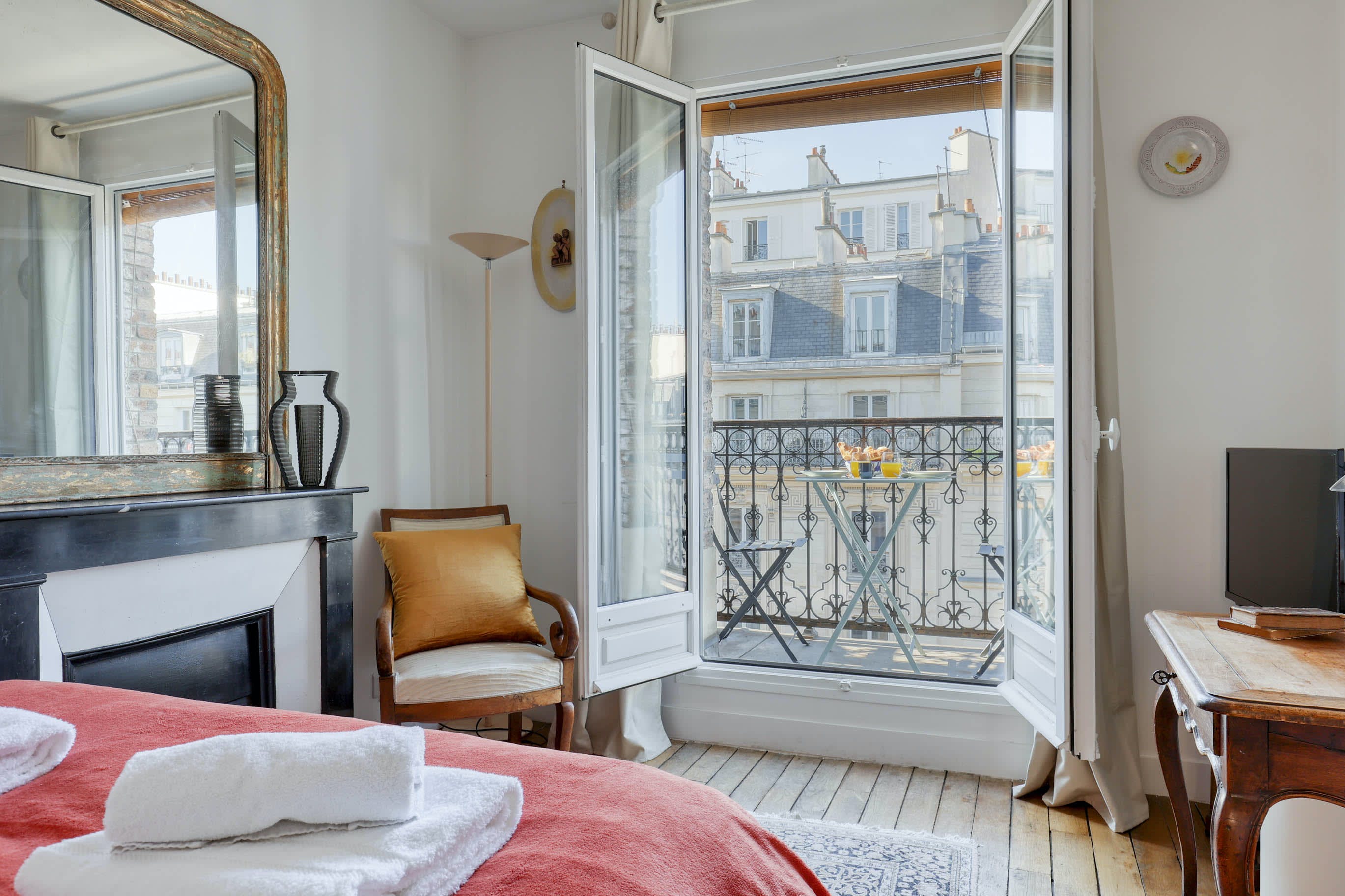 Château Cardinal Latin: Charming 1-Bedroom Apartment Rental with Balcony, Latin Quarter Paris