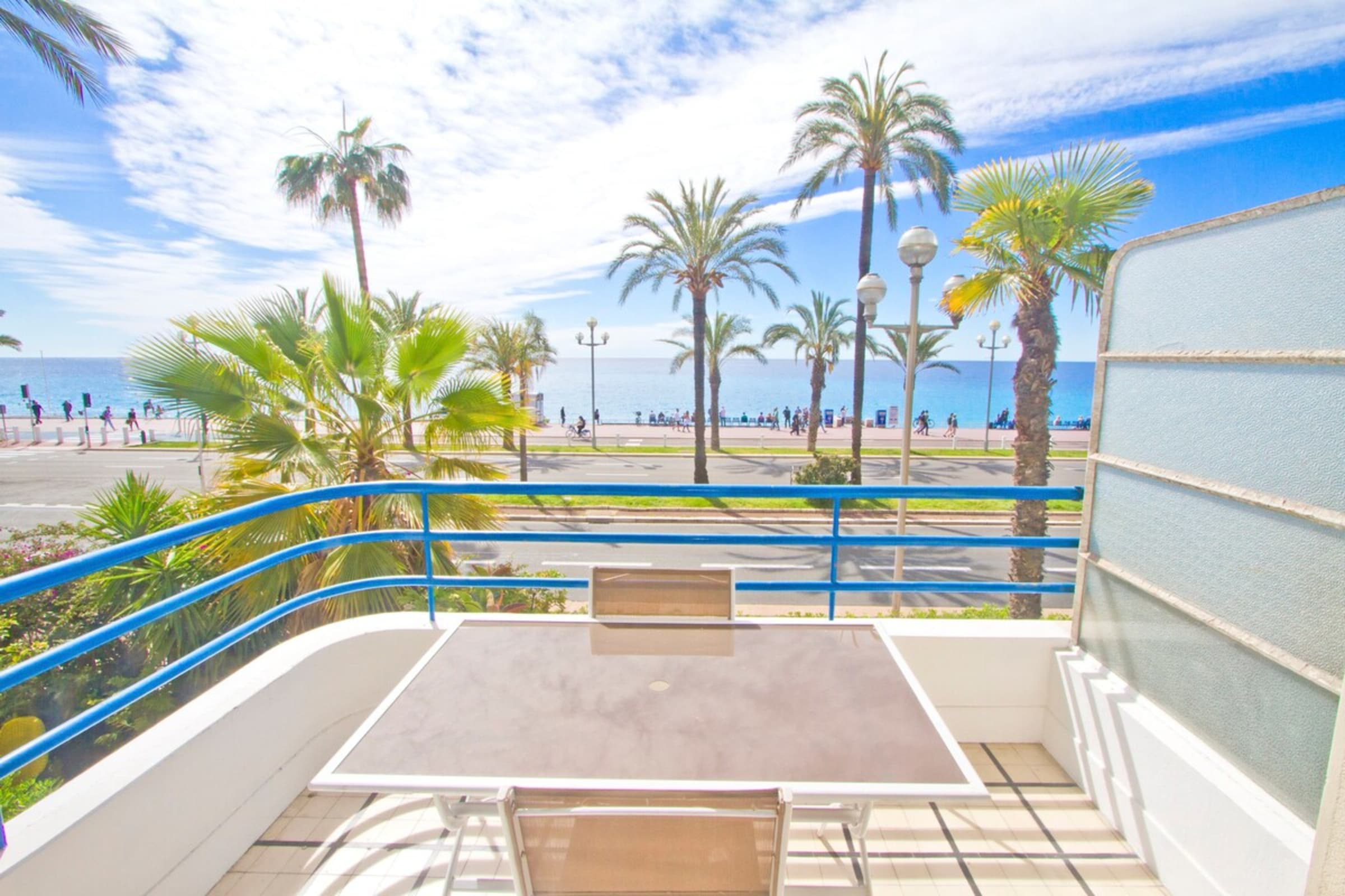 Château Carras Nice: Stylish 2-Bedroom Apartment with Seaview and Beachfront, Nice
