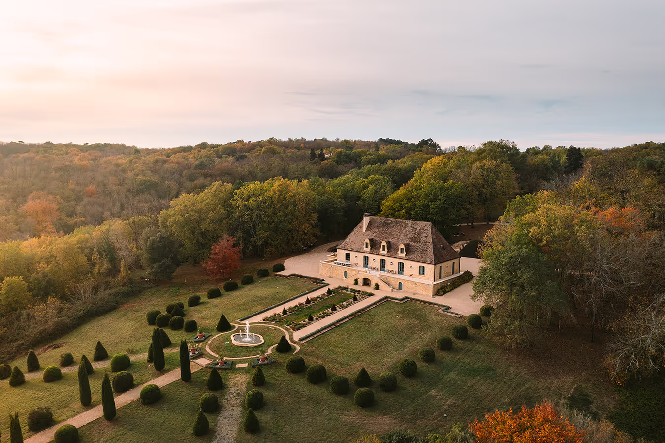 Villa Céladon Bergerac Dordogne: Opulent 7-Bedroom Manor with Heated Pool and Countryside Views, Dordogne