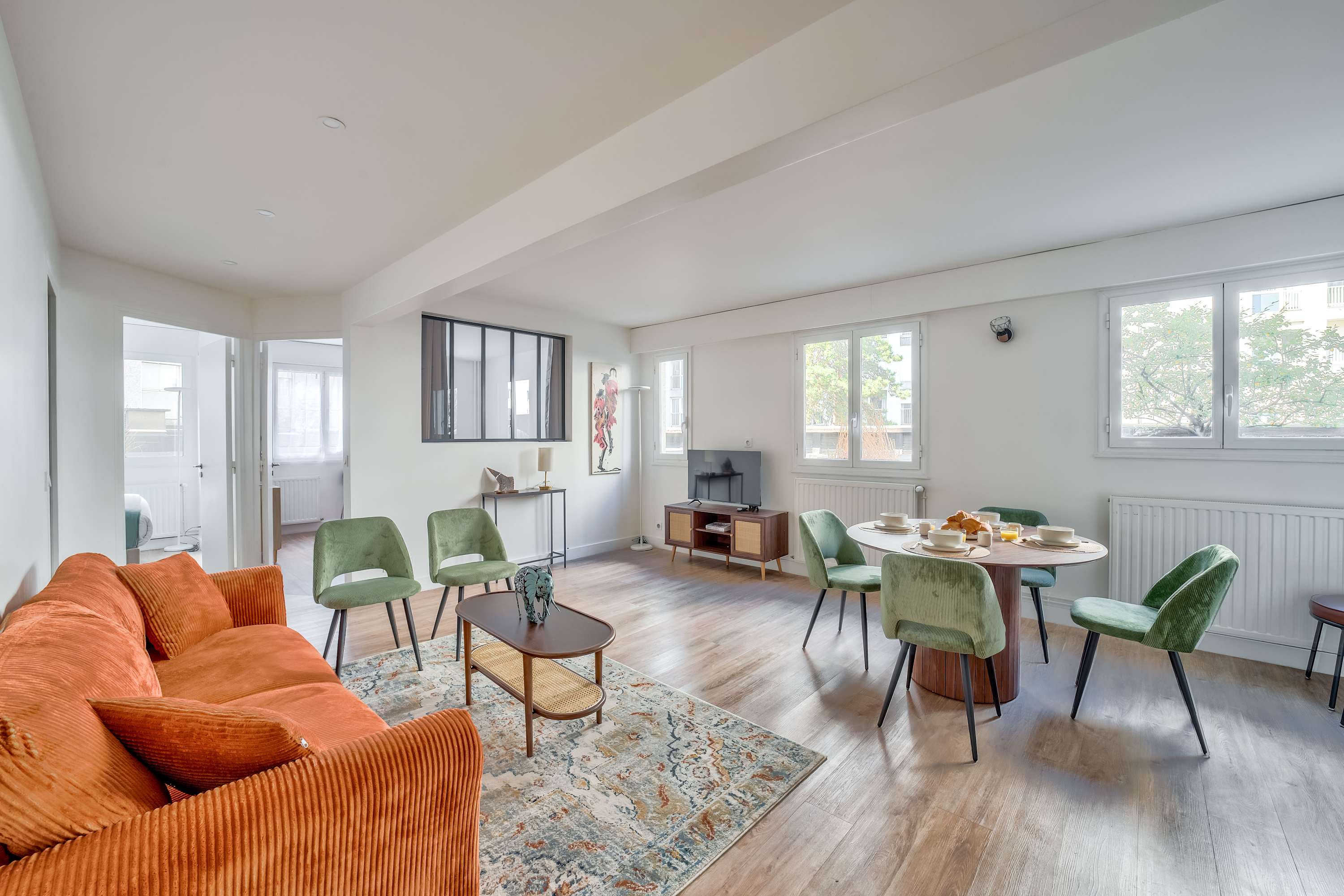Château Citroën Paris: Charming 2-Bedroom Townhouse Rental with Family-Friendly Features, Eiffel Tower