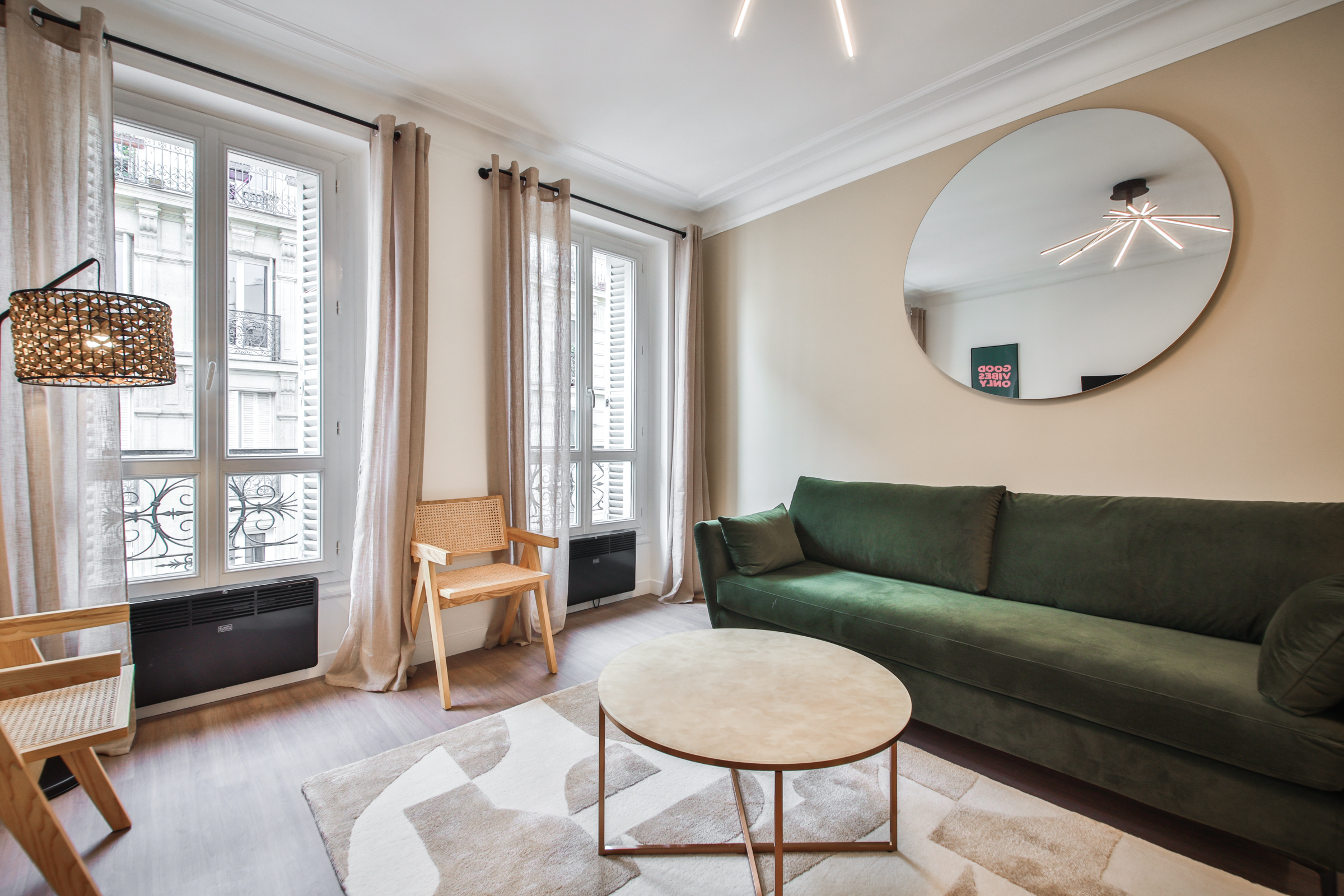 Château Commerce Paris: Stylish 2-Bedroom Apartment with Air Conditioning near Eiffel Tower, Paris
