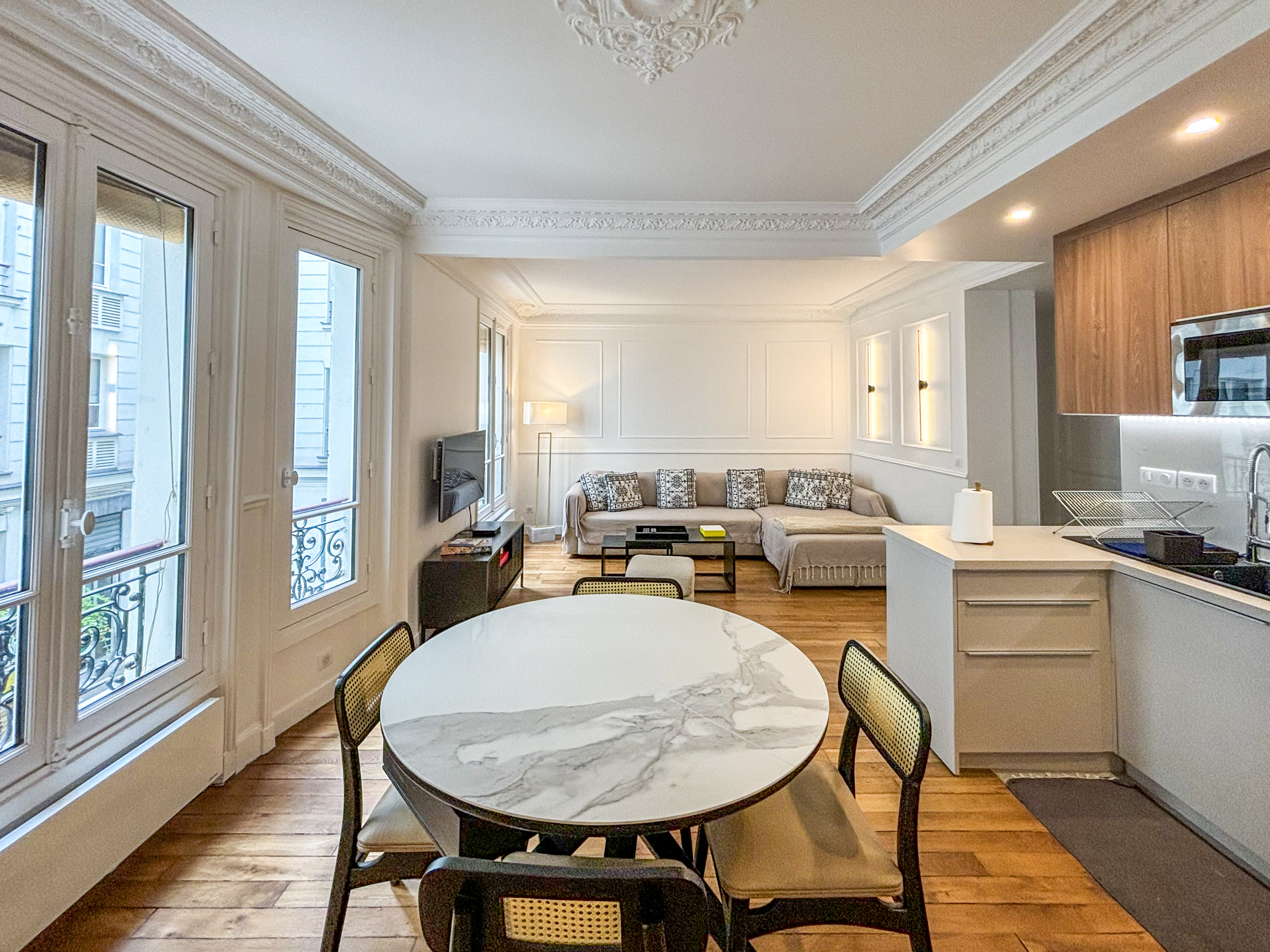 Château Daguerre Montparnasse: Stylish 2-Bedroom Family-Friendly Apartment Rental Montparnasse, Paris
