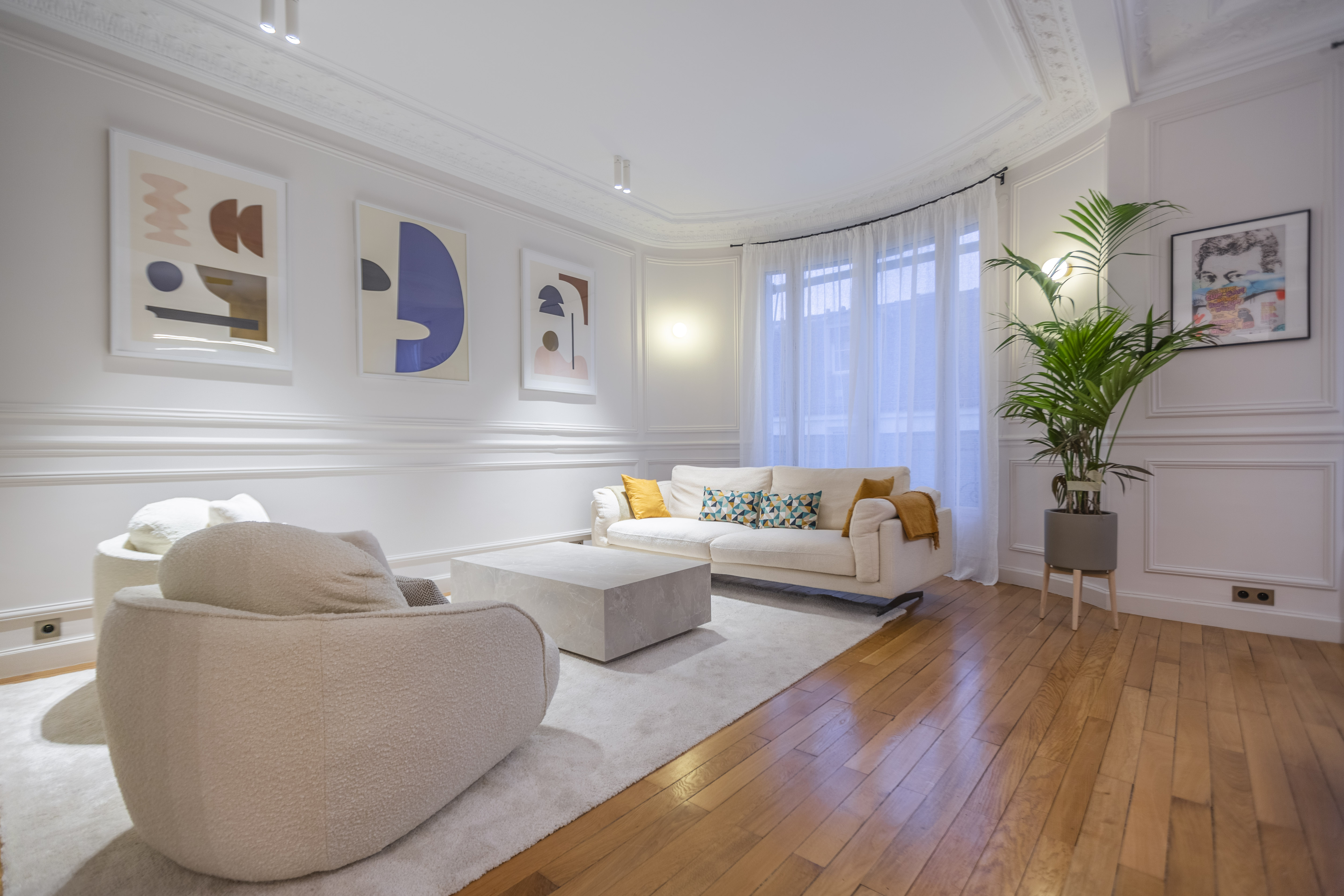 Villa Aurore Vallon Le Marais: Chic 2-Bedroom Apartment Rental with Air-Con in Le Marais, Paris