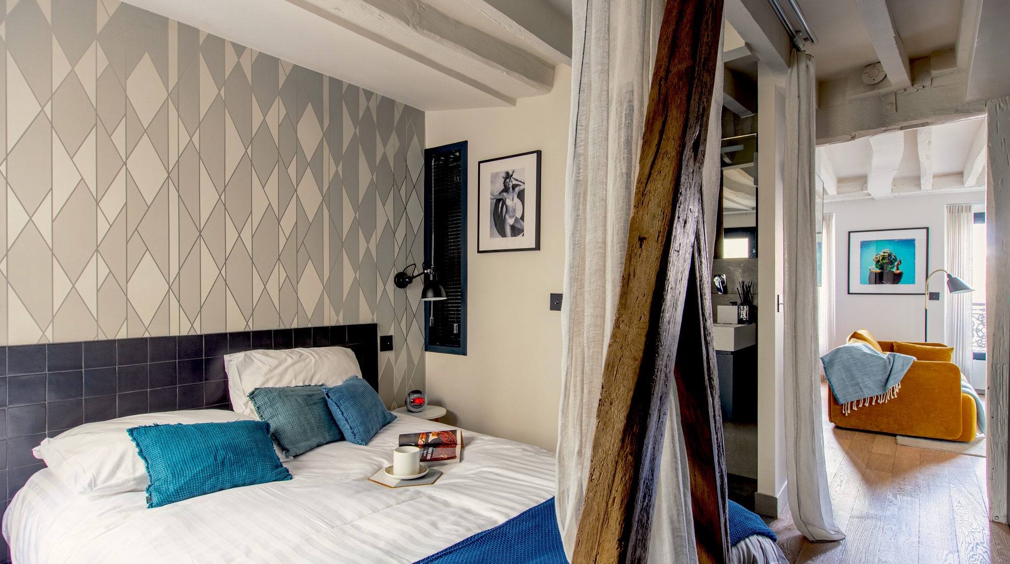 Château Esprit Le Marais: Chic 1-Bedroom Apartment Rental with Air-Con Fans, Le Marais Paris