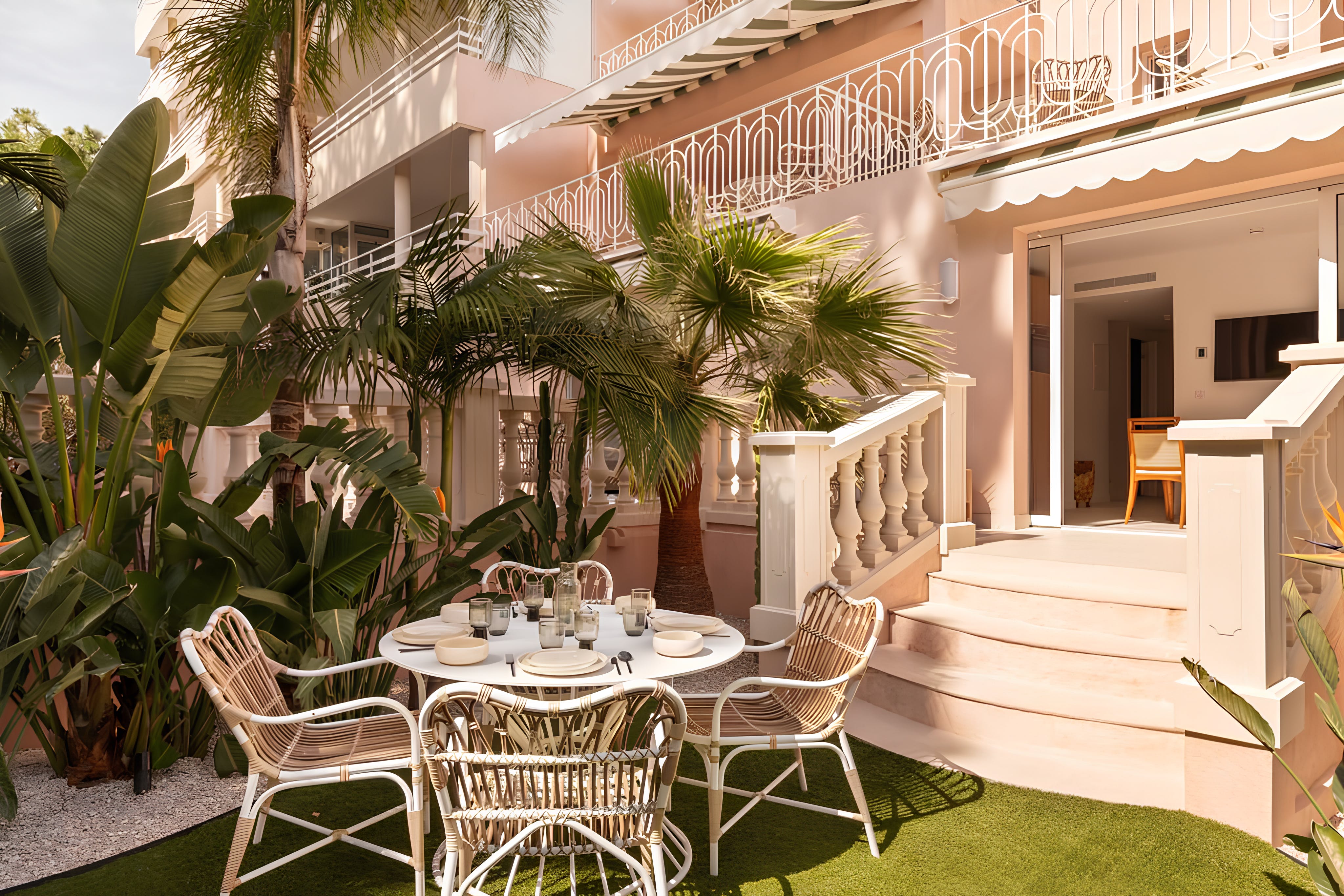 Villa Azur Garoupe Cannes: Stylish 2-Bedroom Apartment with Seaview and Pool, Cannes