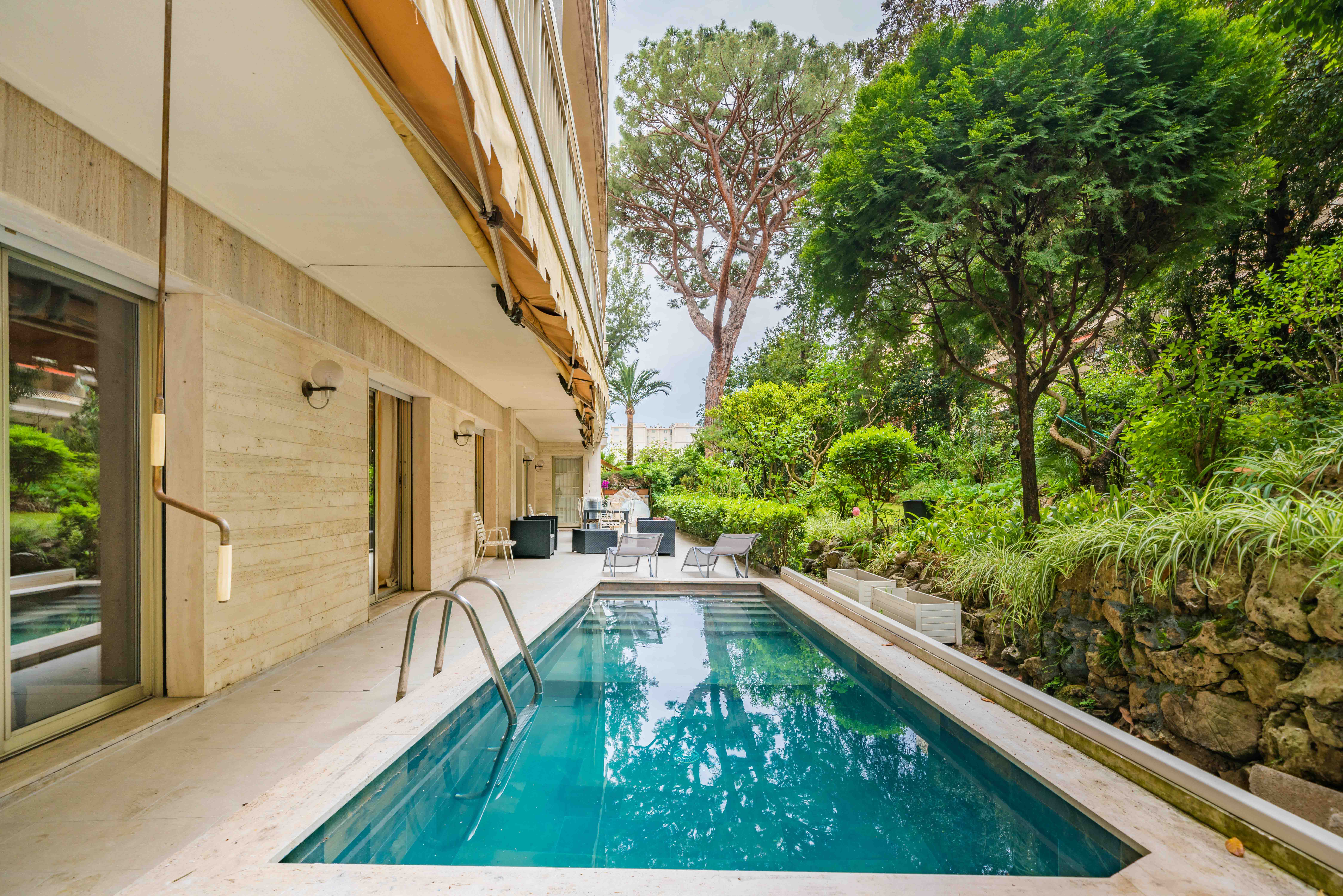 Villa Aube Basse Californie Cannes: Spacious 3-Bedroom Apartment with Terrace and Pool, Cannes