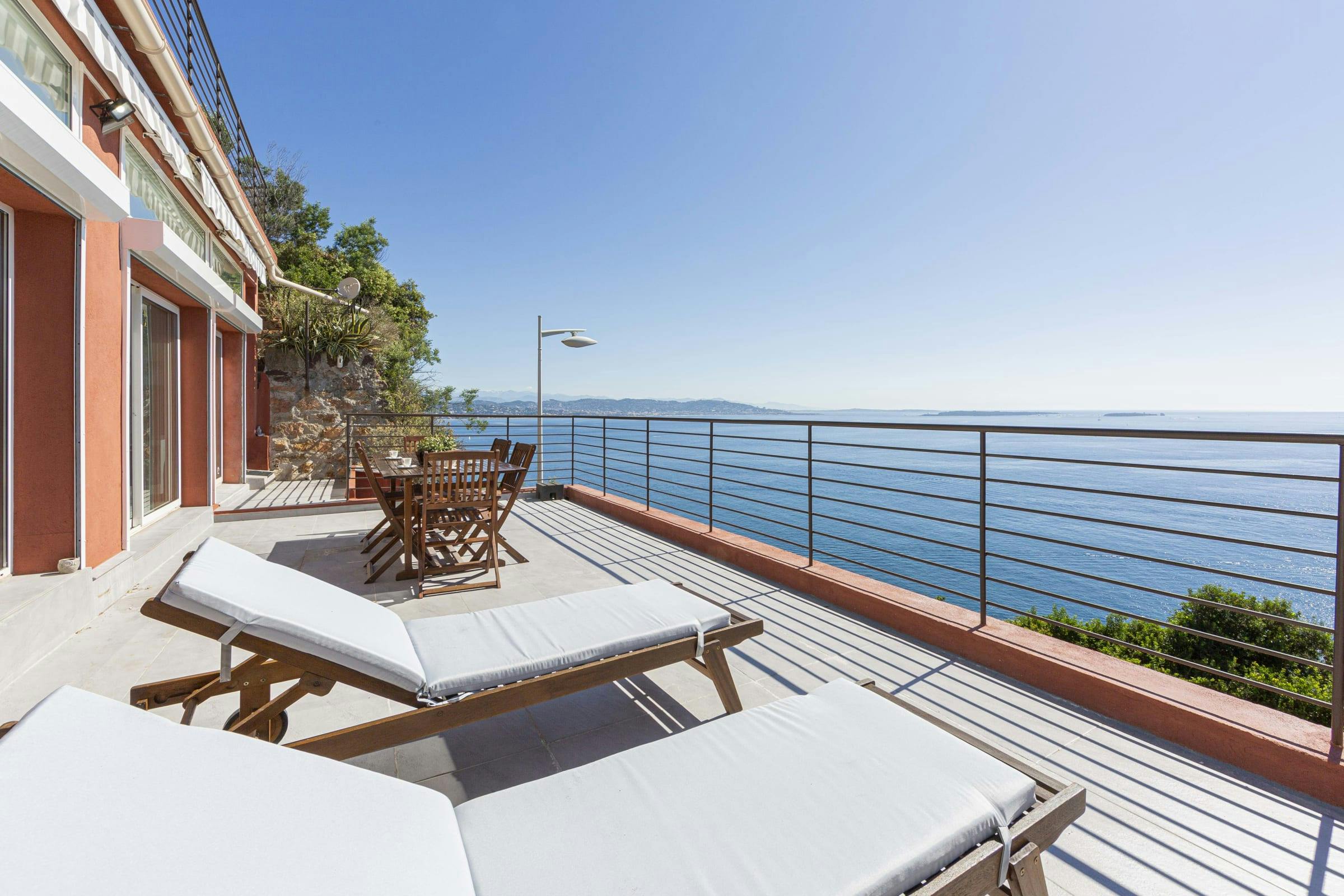 Villa Aurore La Bocca Cannes: Luxury 4-Bedroom House with Seaview and Pool, Cannes