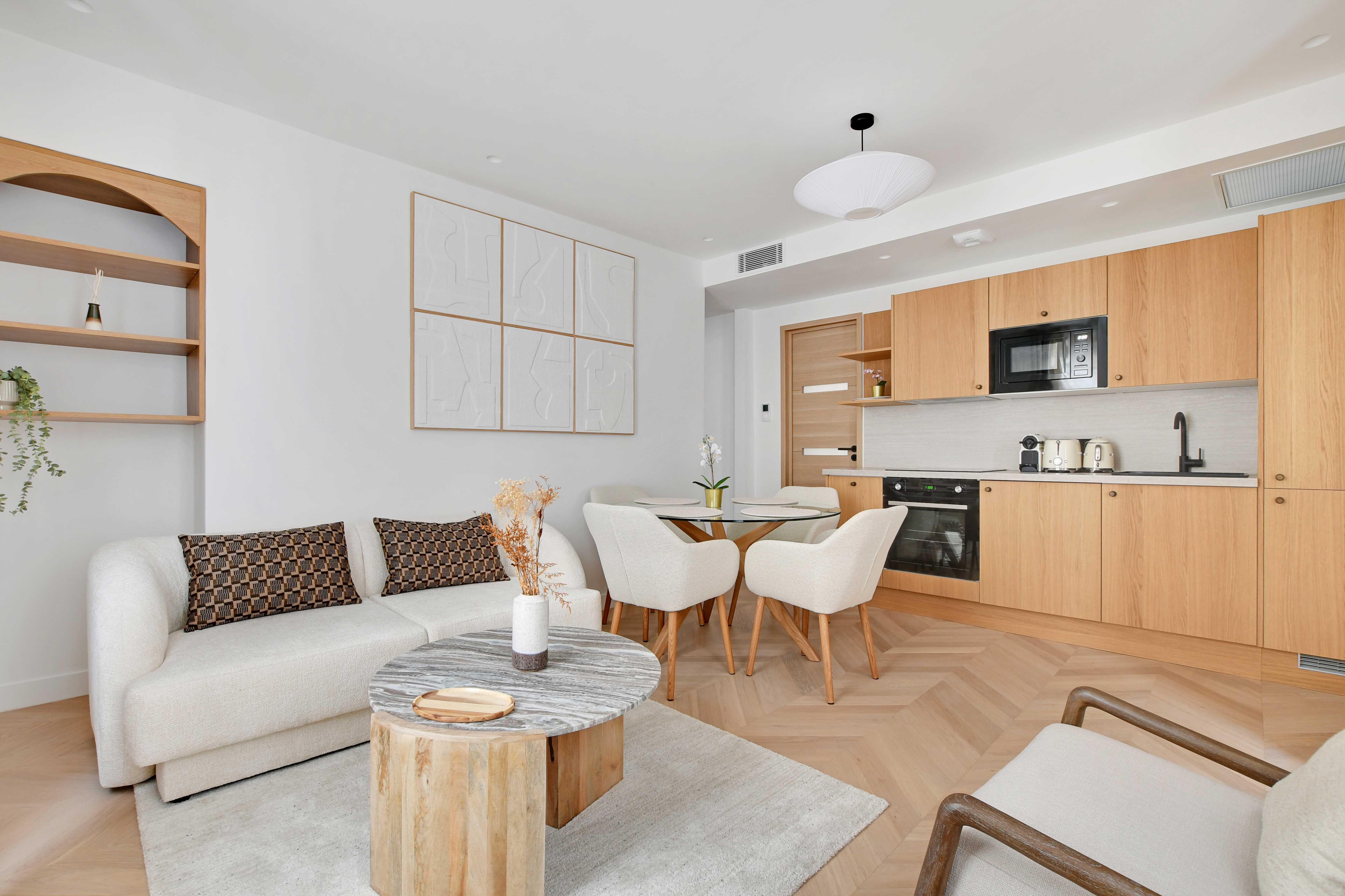 Château Étienne Montorgueil: Elegant 3-Bedroom Villa with Juliet Balconies, Montorgueil – Les Halles