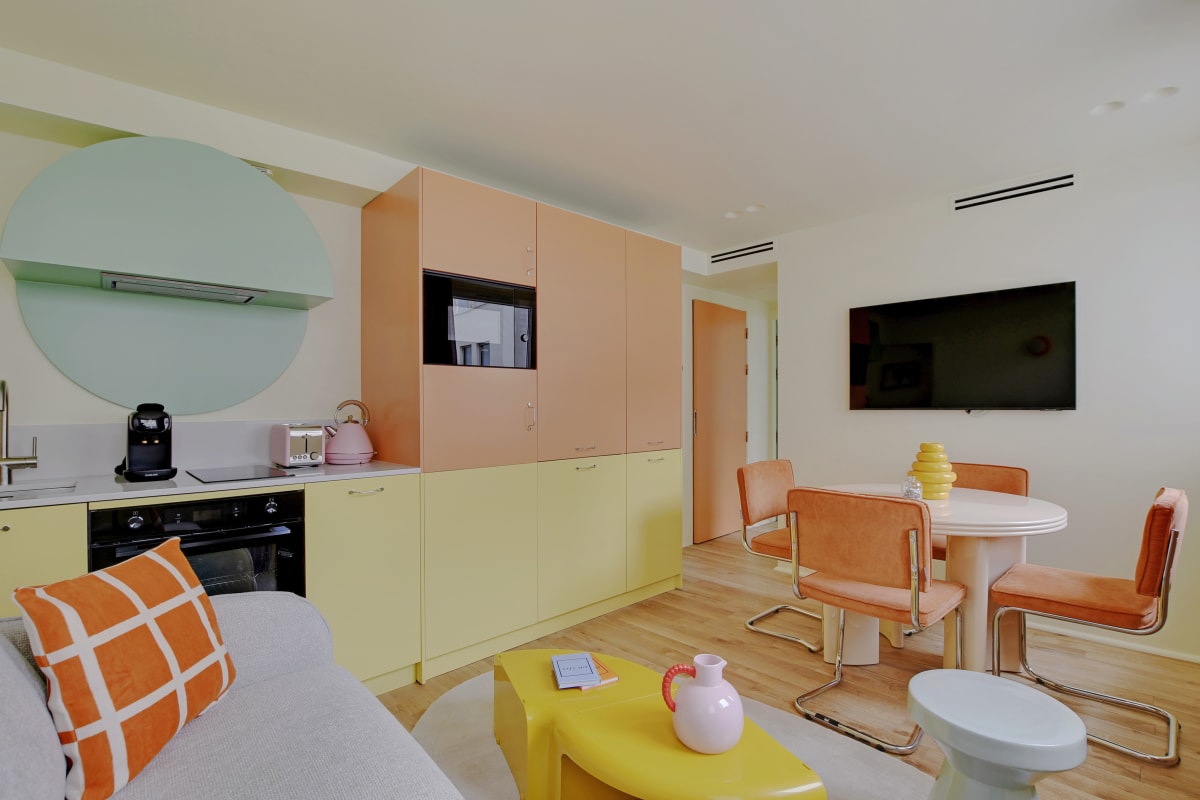 Villa Aurore Pigeonnier Arc de Triomphe – Champs-Élysées: Charming 1-Bedroom Townhouse Rental with Air-Con, Arc de Triomphe – Champs-Élysées