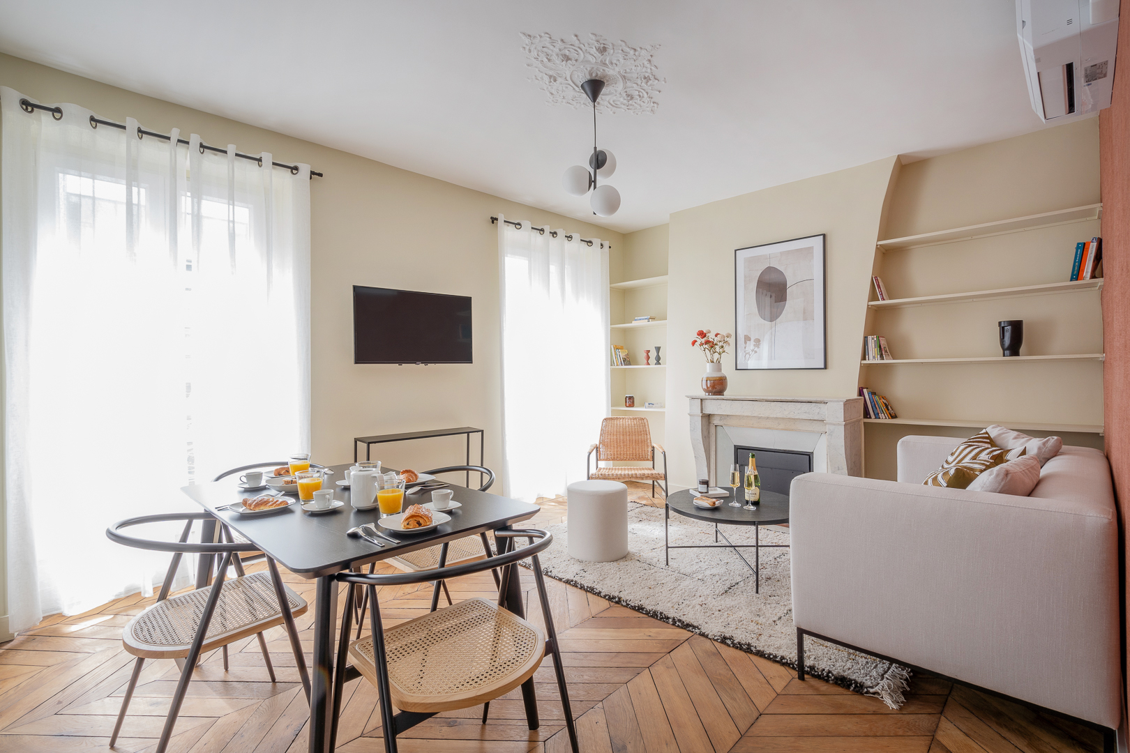 Villa Safran Ternes Arc de Triomphe – Champs-Élysées-828493: Chic 2-Bedroom Apartment Rental with Air Conditioning, Arc de Triomphe