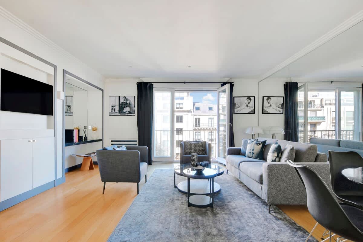 Villa Nacré Passy Arc de Triomphe – Champs-Élysées: Stylish 1-Bedroom Apartment Rental with Family Features, Arc de Triomphe