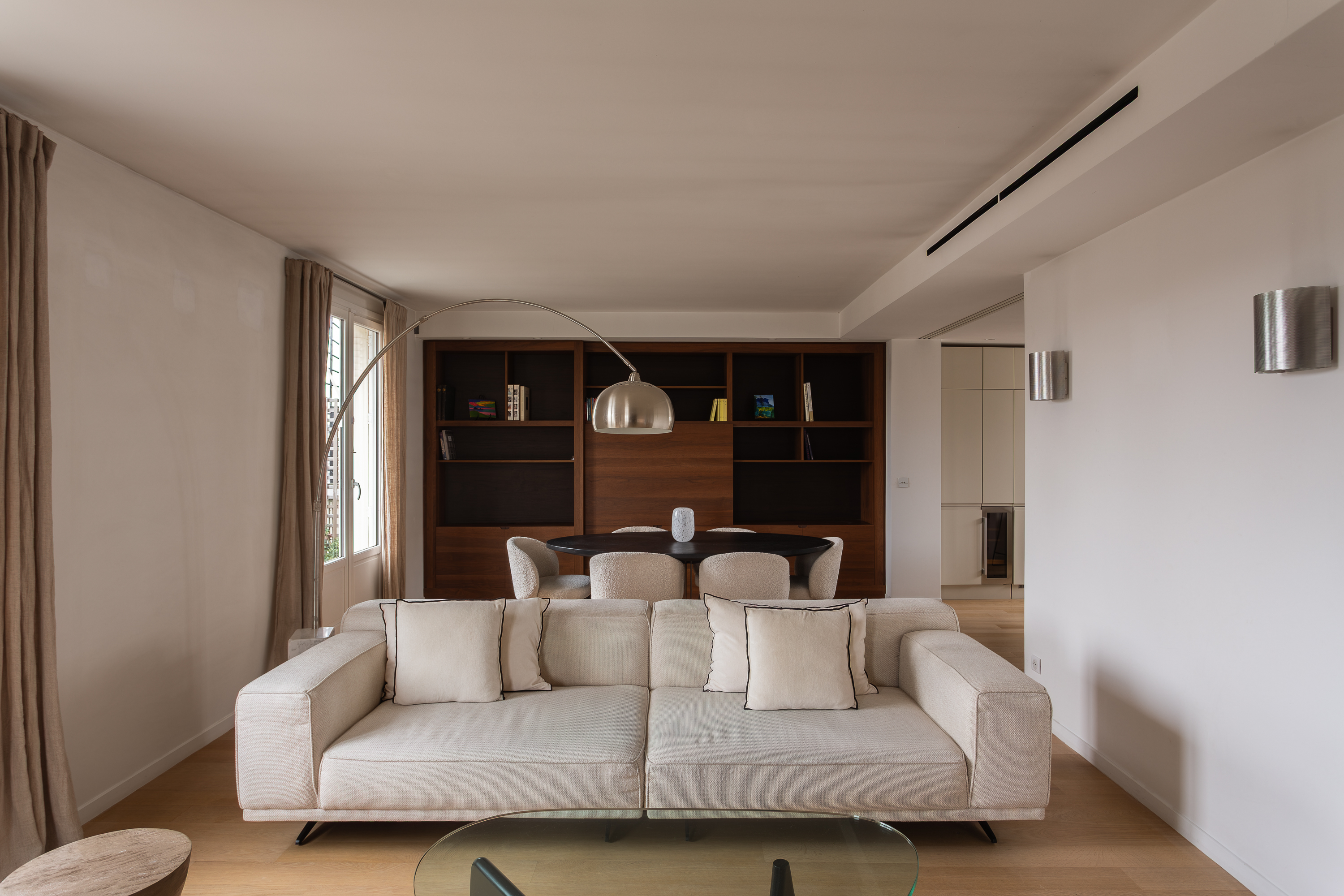 Château Etoile Paris: Luxury 2-Bedroom Apartment with Eiffel Tower View, Paris