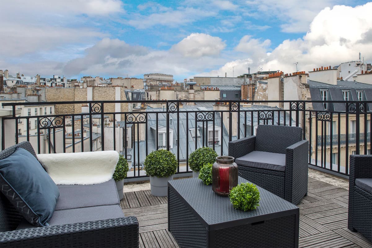 Villa Célérité Ternes Arc de Triomphe – Champs-Élysées: Spacious 3-Bedroom Luxury Apartment with Stunning Views, Paris
