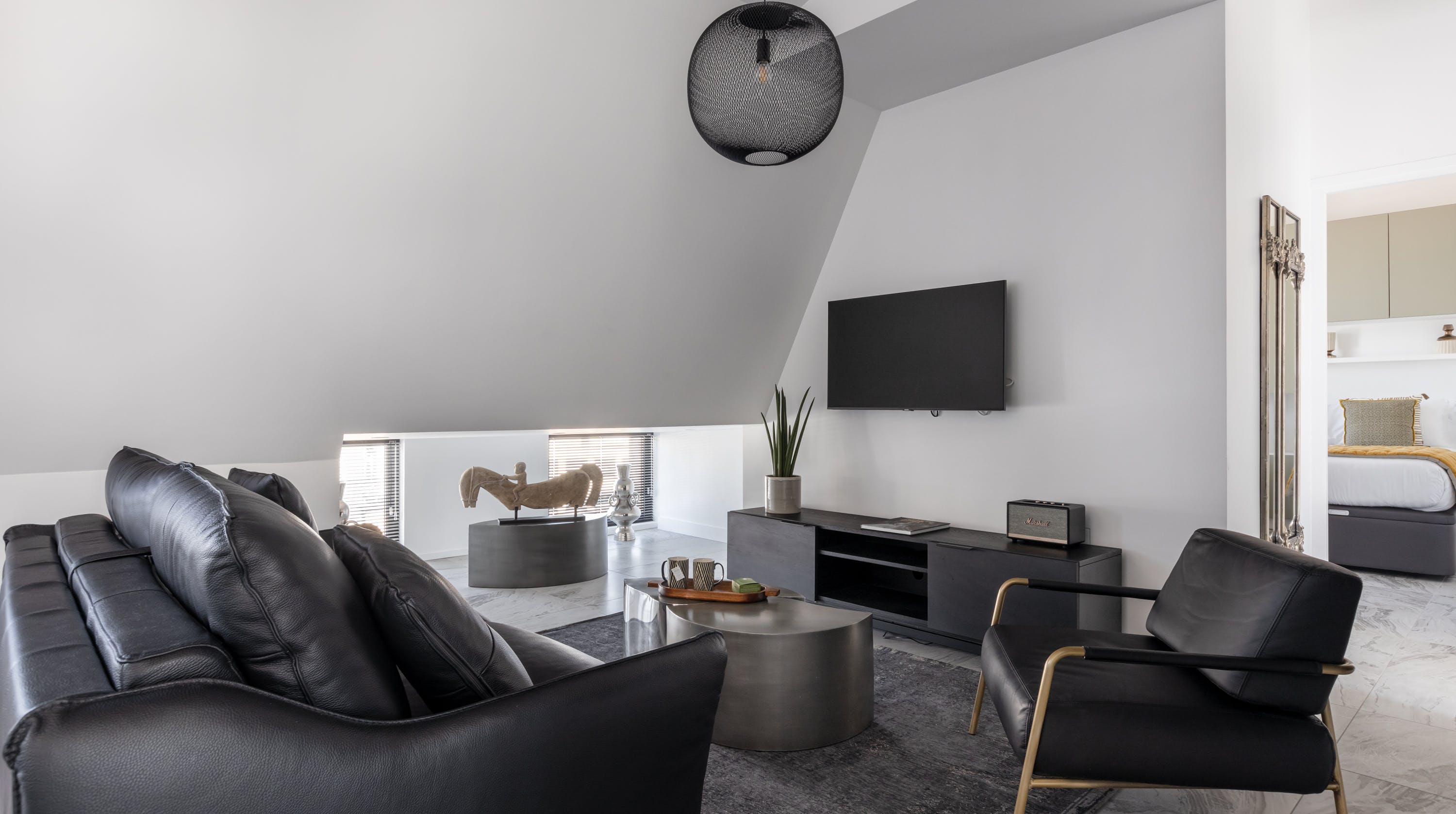 Villa Safran Ternes Arc de Triomphe – Champs-Élysées-722635: Sophisticated 3-Bedroom Apartment with City Views, Arc de Triomphe