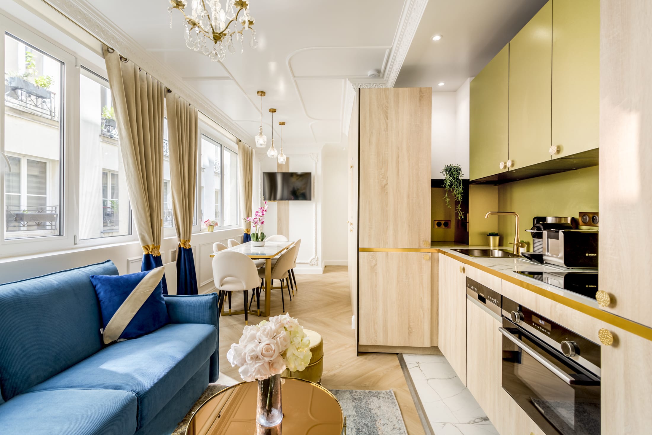 Château Gaîté GrandsBoulevards: Luxury 2-Bedroom Family-Friendly Villa Rental in Grands Boulevards, Paris