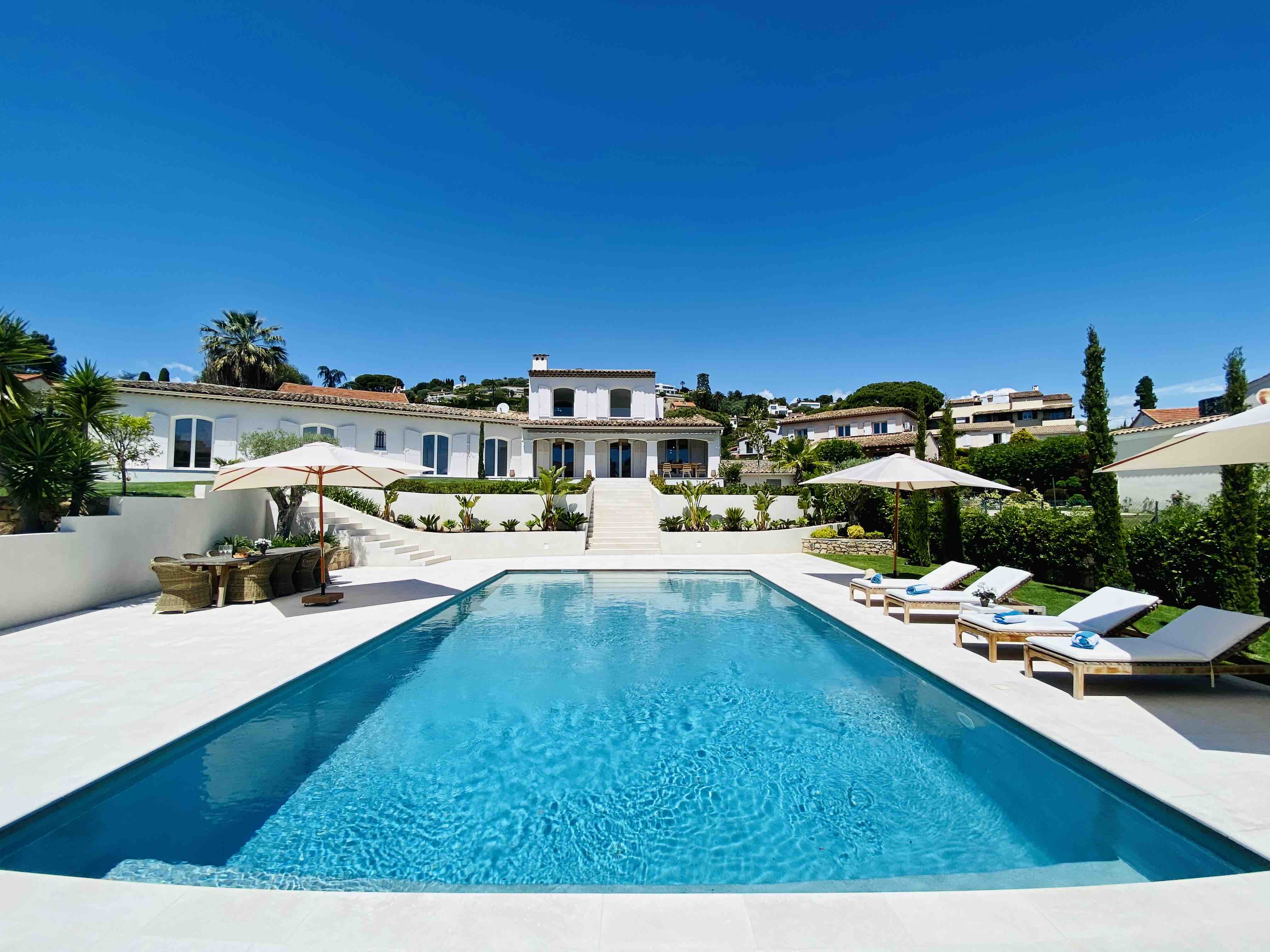 Villa Aurore Garoupe Antibes: Luxurious 4-Bedroom Apartment with Pool and Sea Views, Antibes