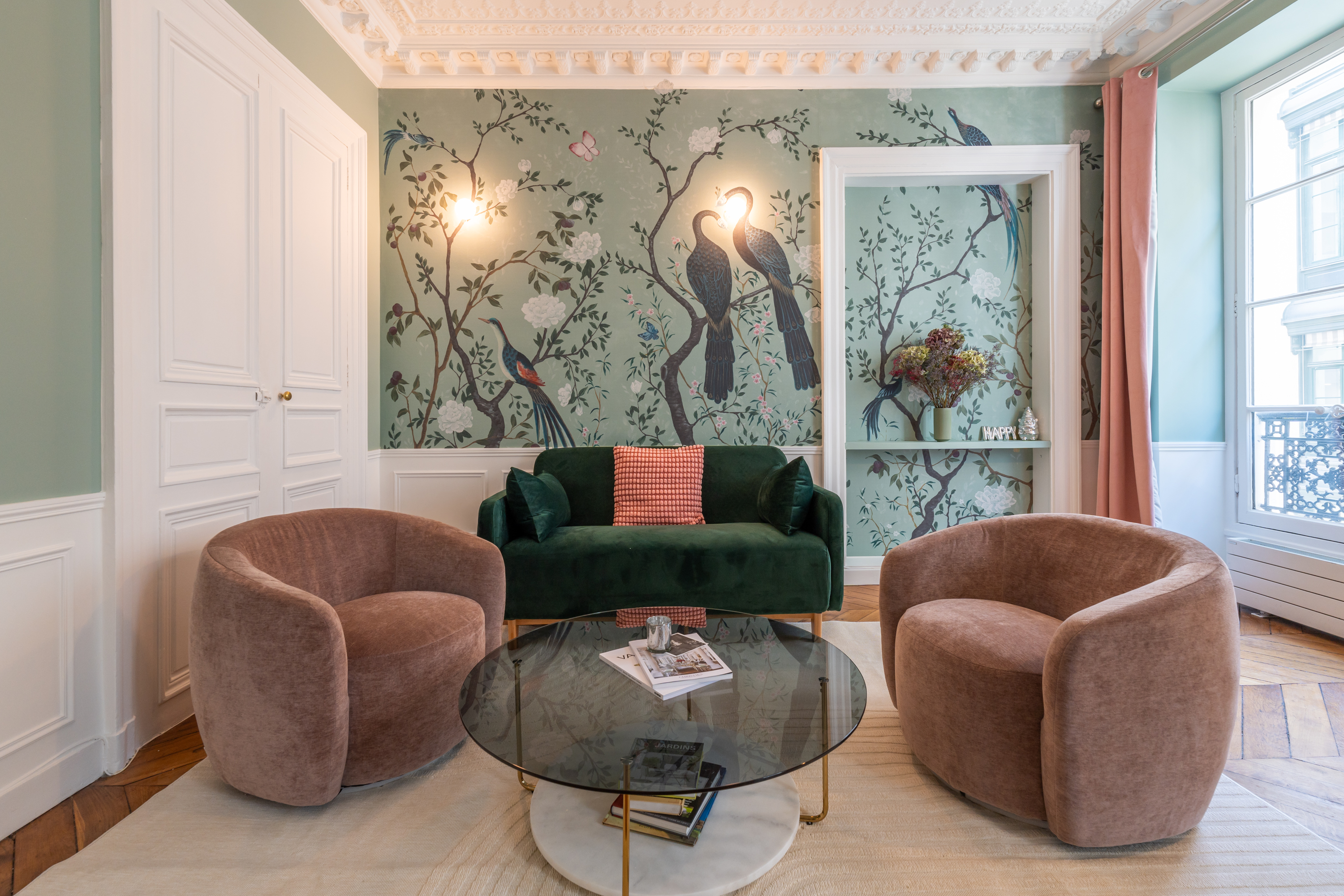 Château Grands Boulevards: Elegant 1-Bedroom Apartment Rental with Family Features, Grands Boulevards Paris