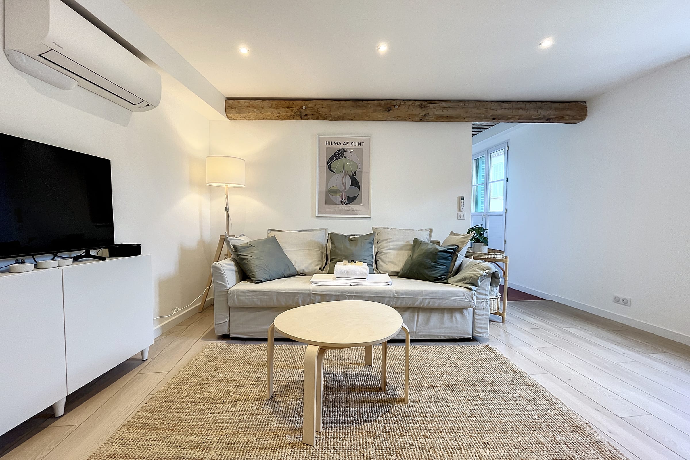 Château Gravette Antibes: Charming 3-Bedroom Luxury Villa Rental with Air-Con in Antibes Old Town