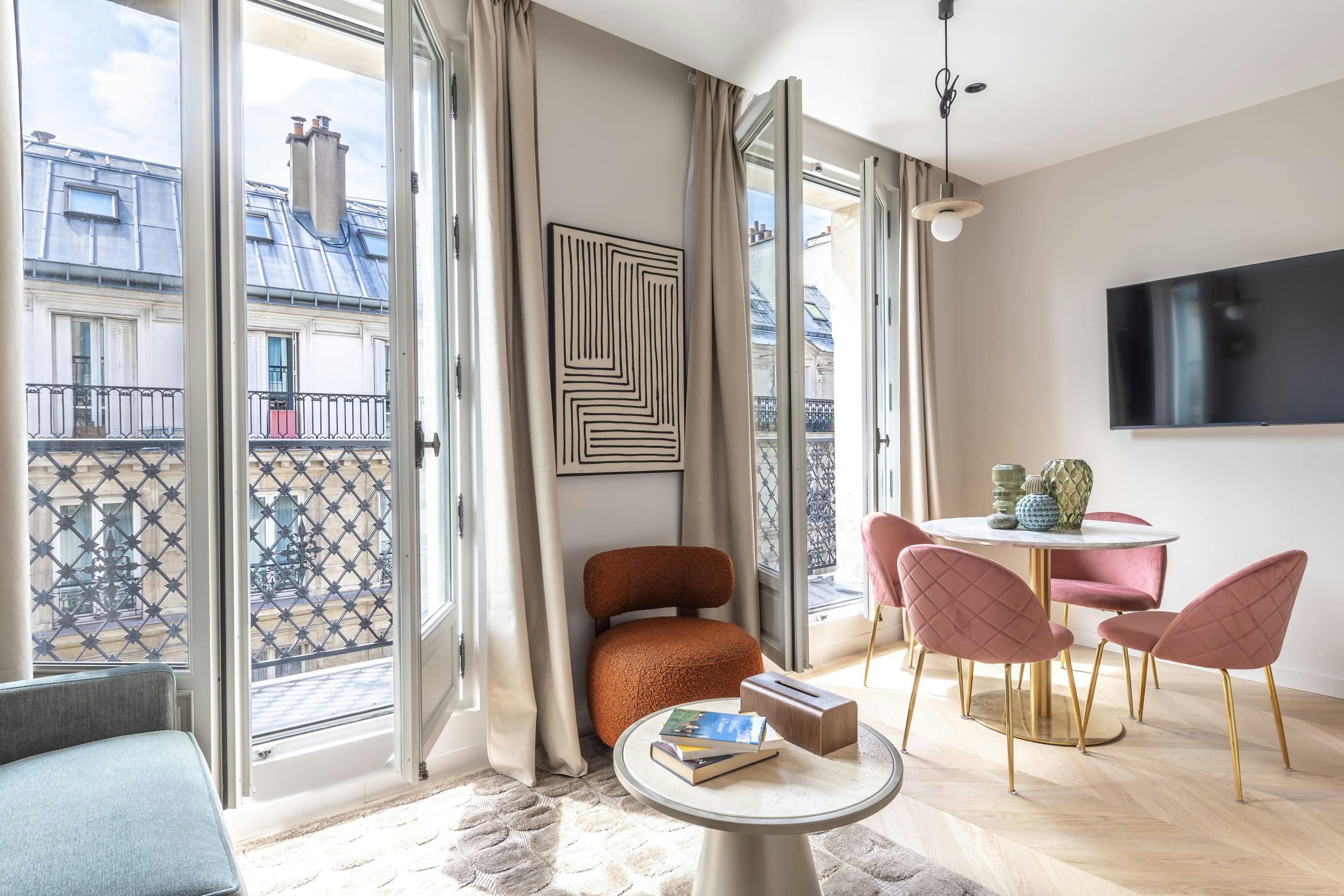 Château Halles Montorgueil: Stylish 1-Bedroom Apartment with Balcony and Gym Access, Montorgueil Les Halles