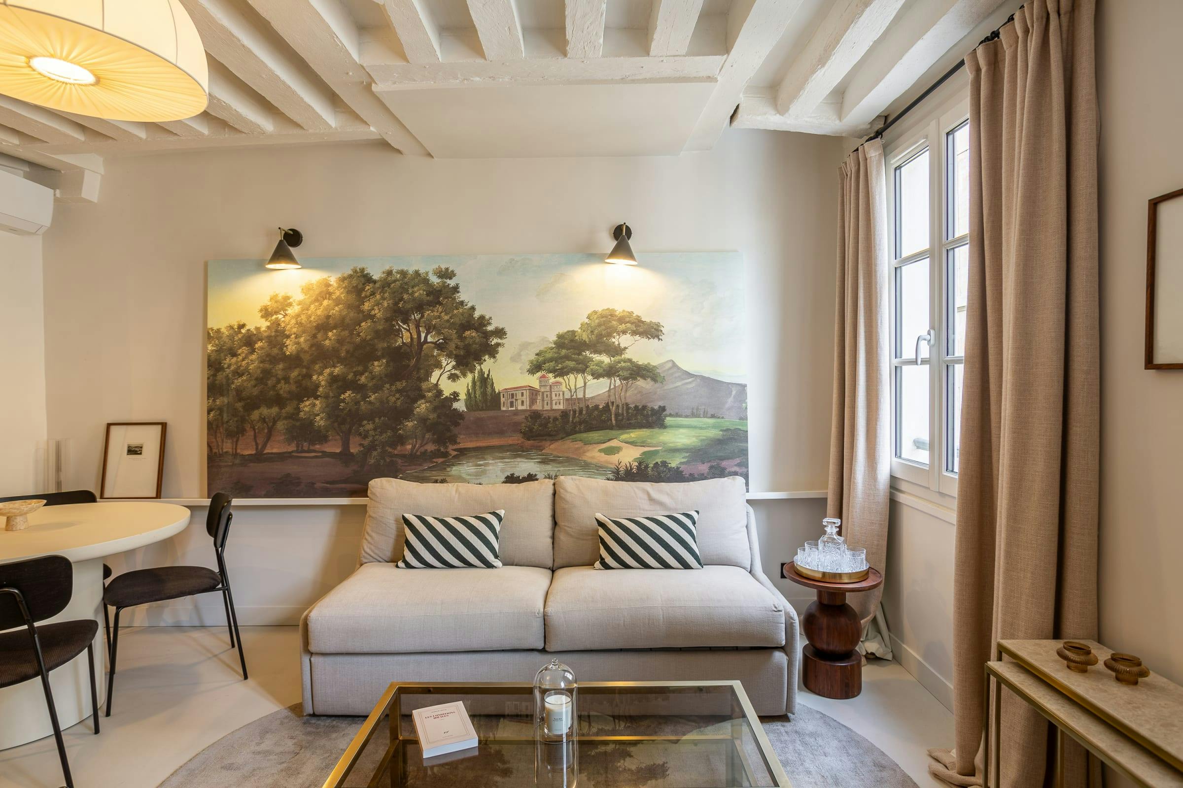 Château Hallois Montorgueil: Stylish 1-Bedroom Apartment Rental with Air-Con in Montorgueil, Paris