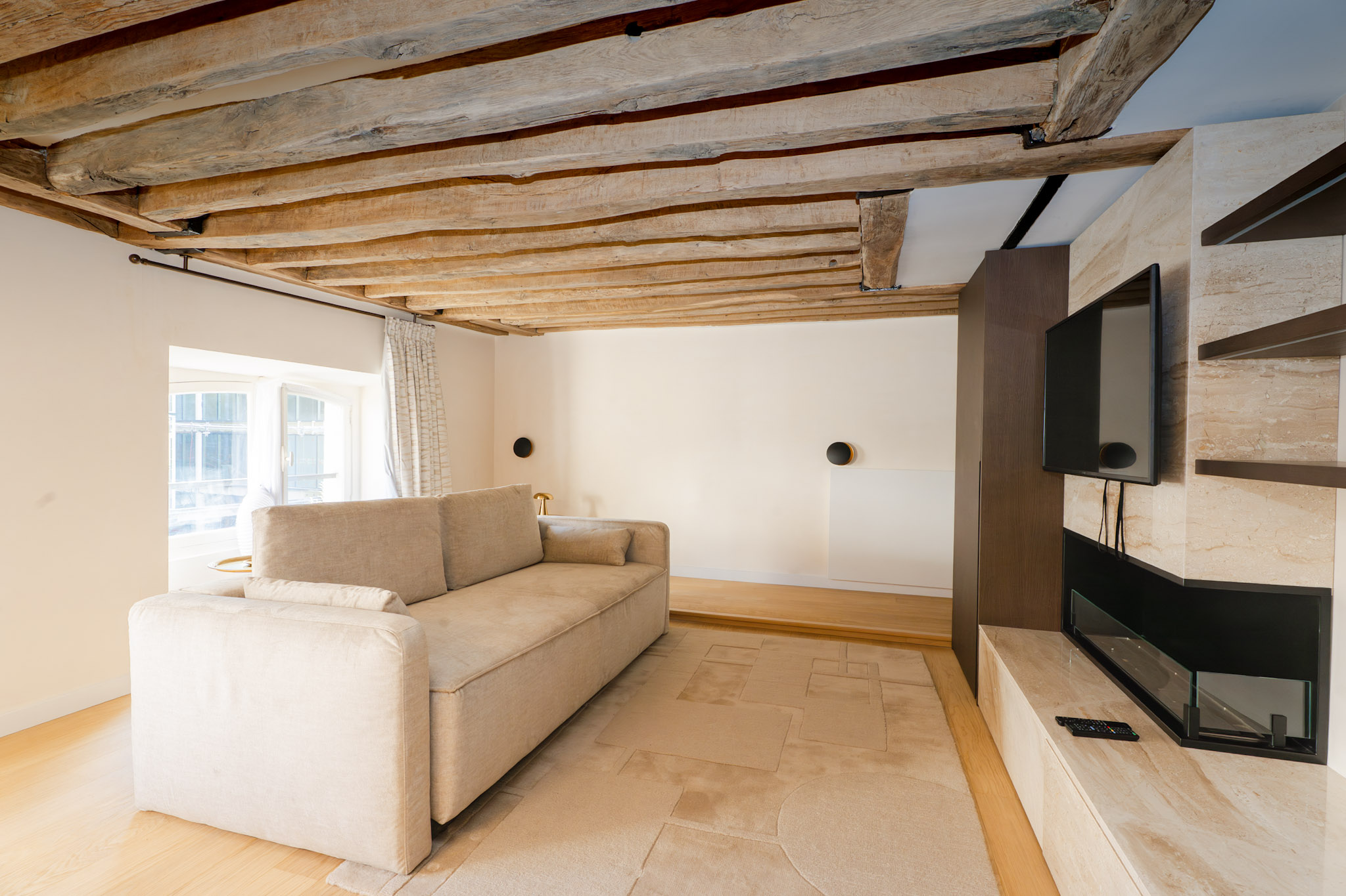 Château Lescot Paris: Chic 1-Bedroom Apartment with Air Conditioning, Apartment Rental Louvre Palais Royal