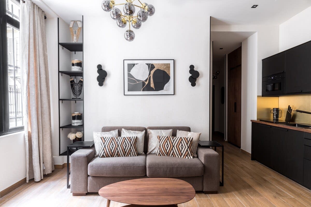 Château Liège Paris: Spacious 2-Bedroom Apartment Rental with Family-Friendly Features, Opéra Paris
