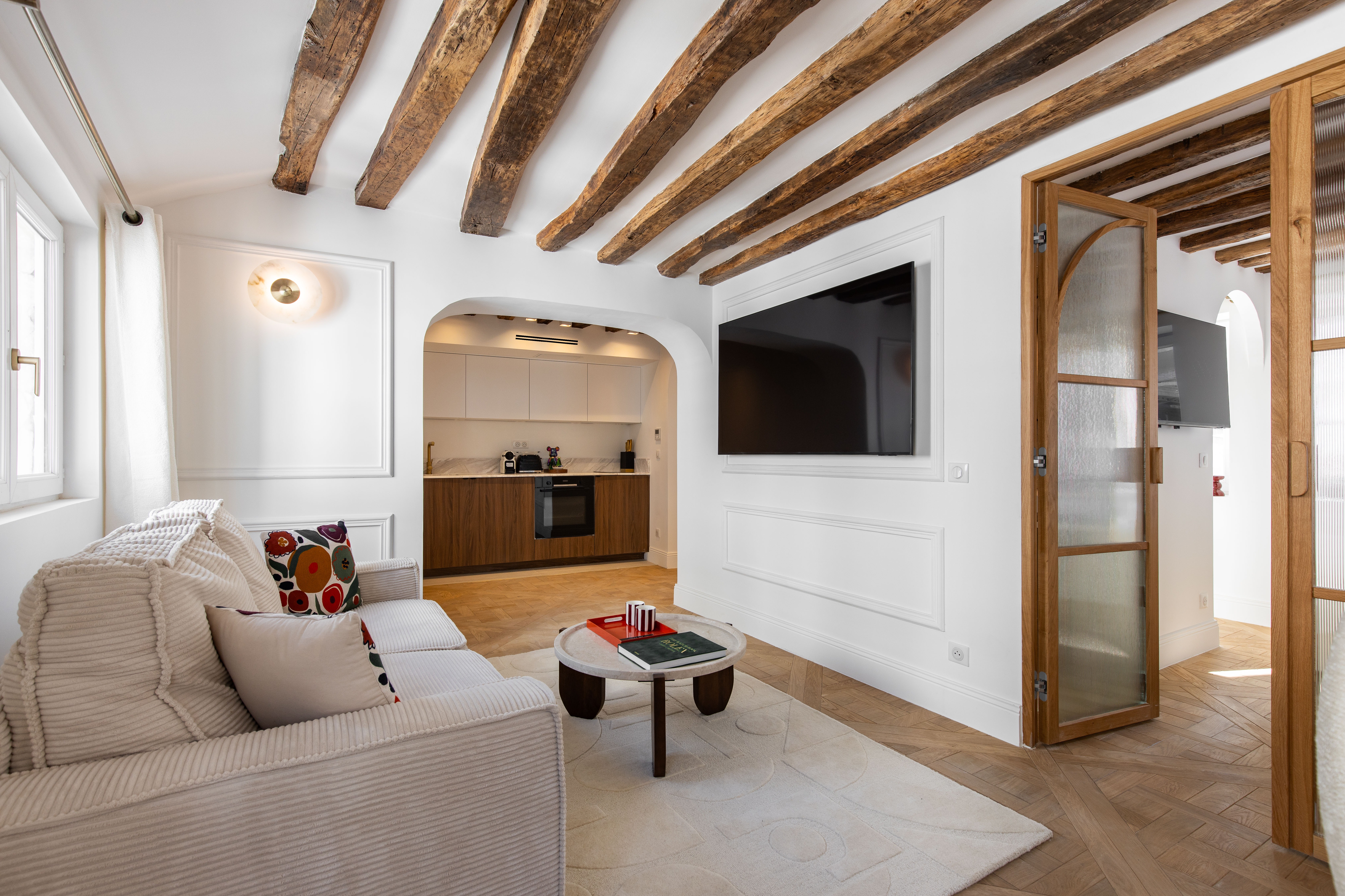 Villa Nacré Henri IV Île de la Cité: Elegant 2-Bedroom Apartment with Historic Charm, Île de la Cité