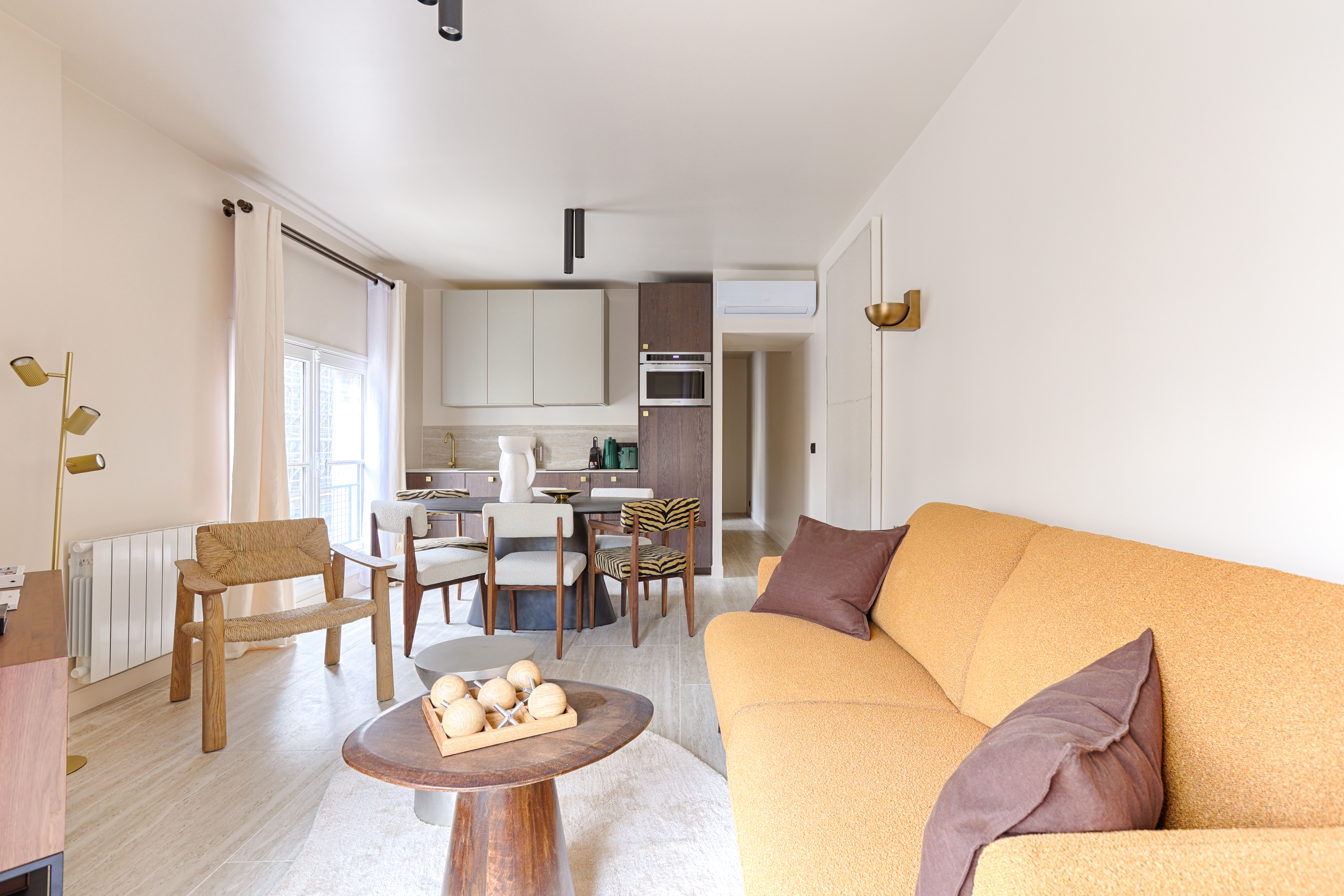 Villa Crépuscule Saint-Georges Opéra – Madeleine – Grands Magasins: Elegant 2-Bedroom Apartment with Air-Con in Opéra Madeleine, Paris