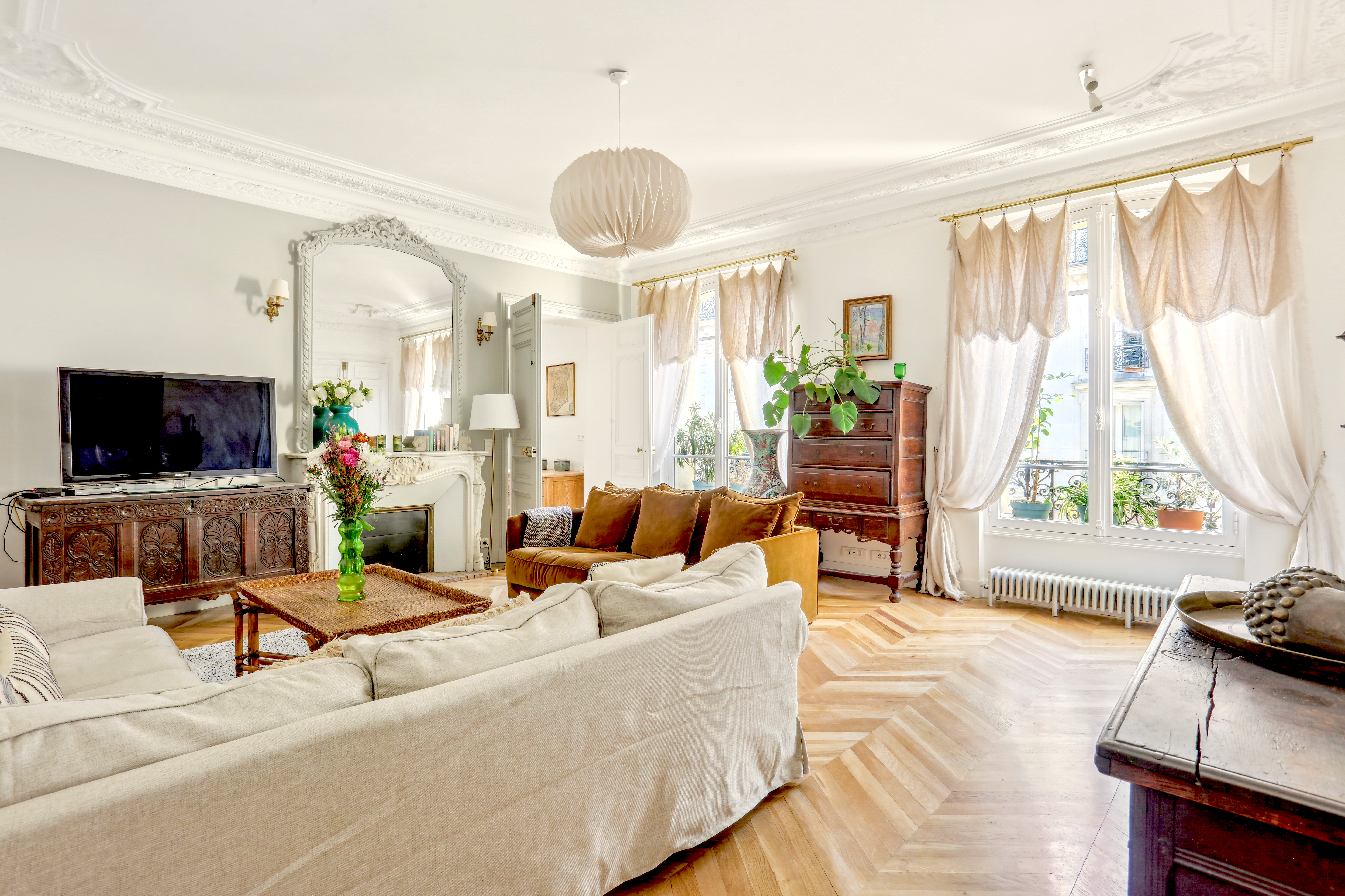 Villa Aurore Récollets Canal Saint Martin – Oberkampf: Spacious 4-Bedroom Apartment with Historic Charm, Canal Saint Martin