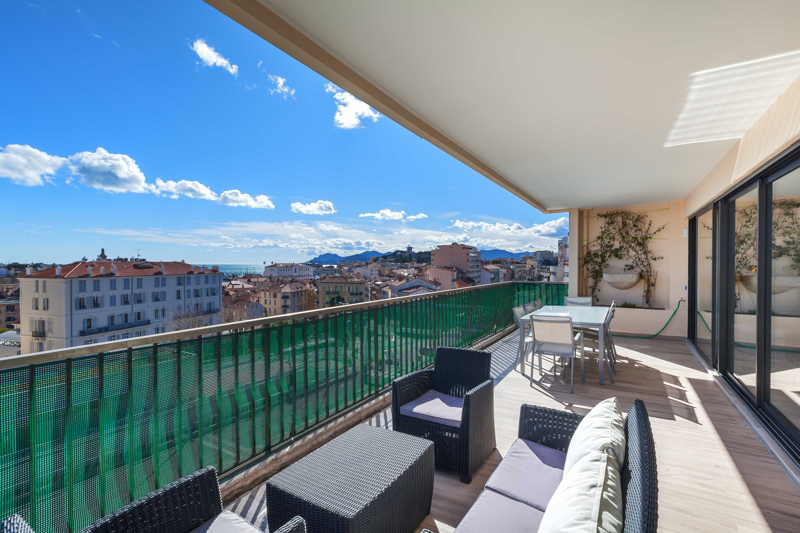 Villa Crépuscule Croix Cannes: 4-Bedroom Luxury Apartment with Seaview and Hot Tub, Cannes