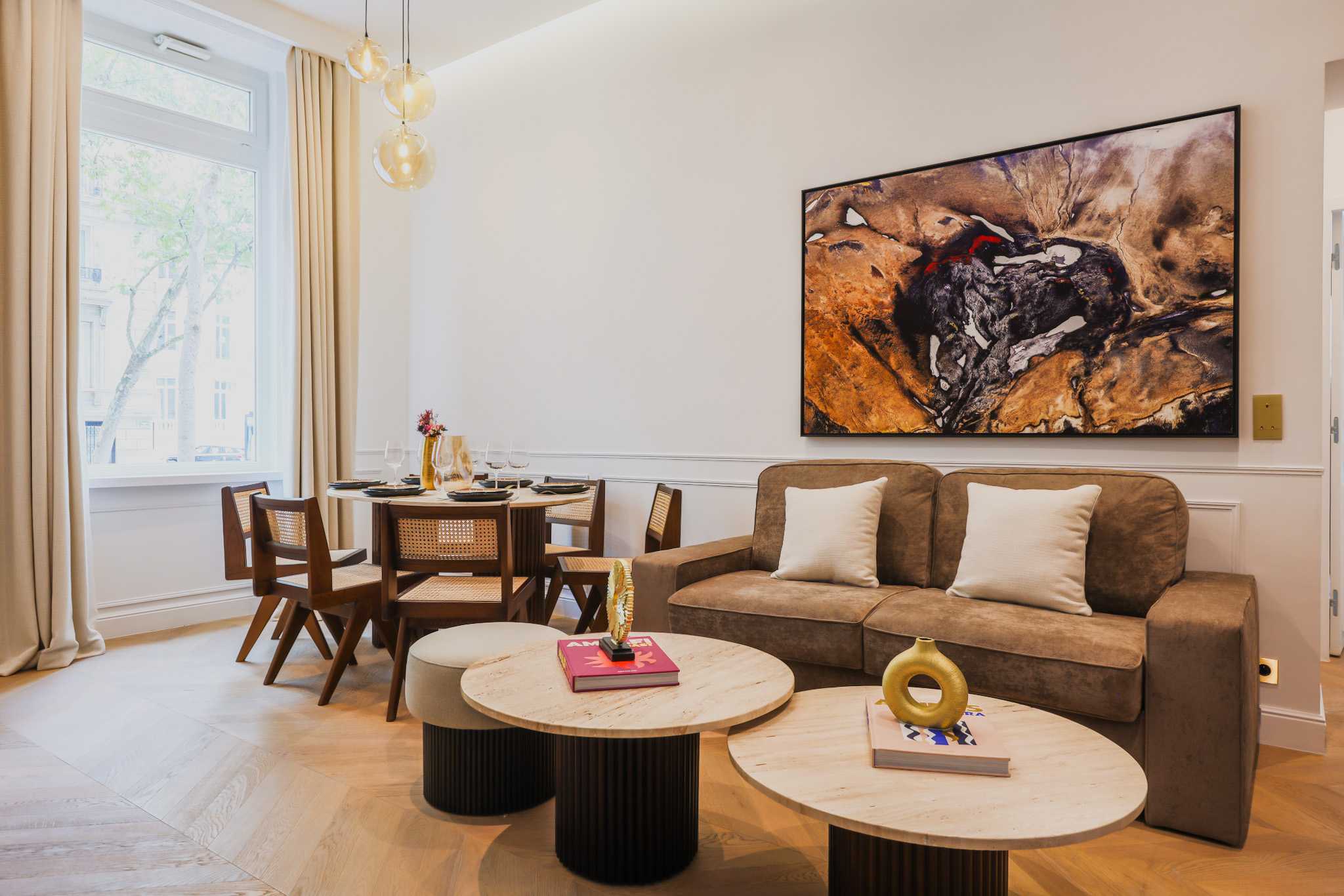 Château Monceau Ternes: Charming 2-Bedroom Apartment with Air Conditioning in Monceau Ternes, Paris