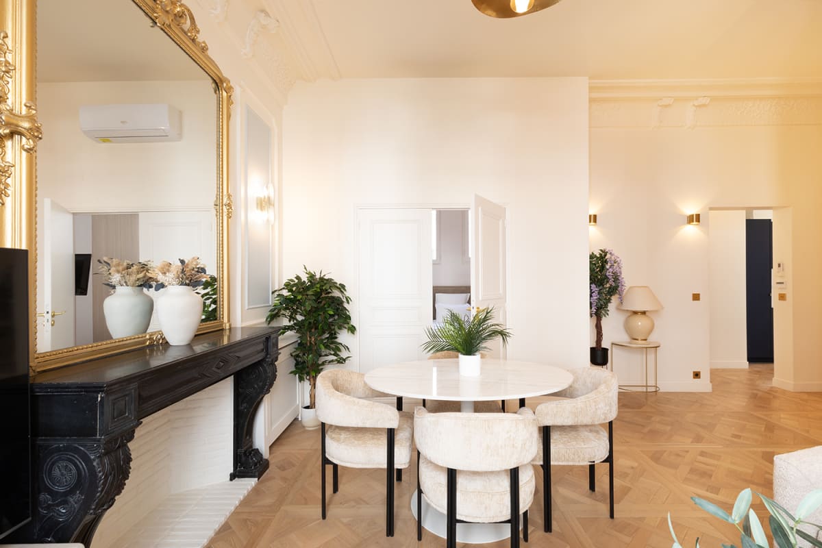 Villa Aurore Rochechouart South Pigalle: Charming 2-Bedroom Townhouse with Air-Con, South Pigalle