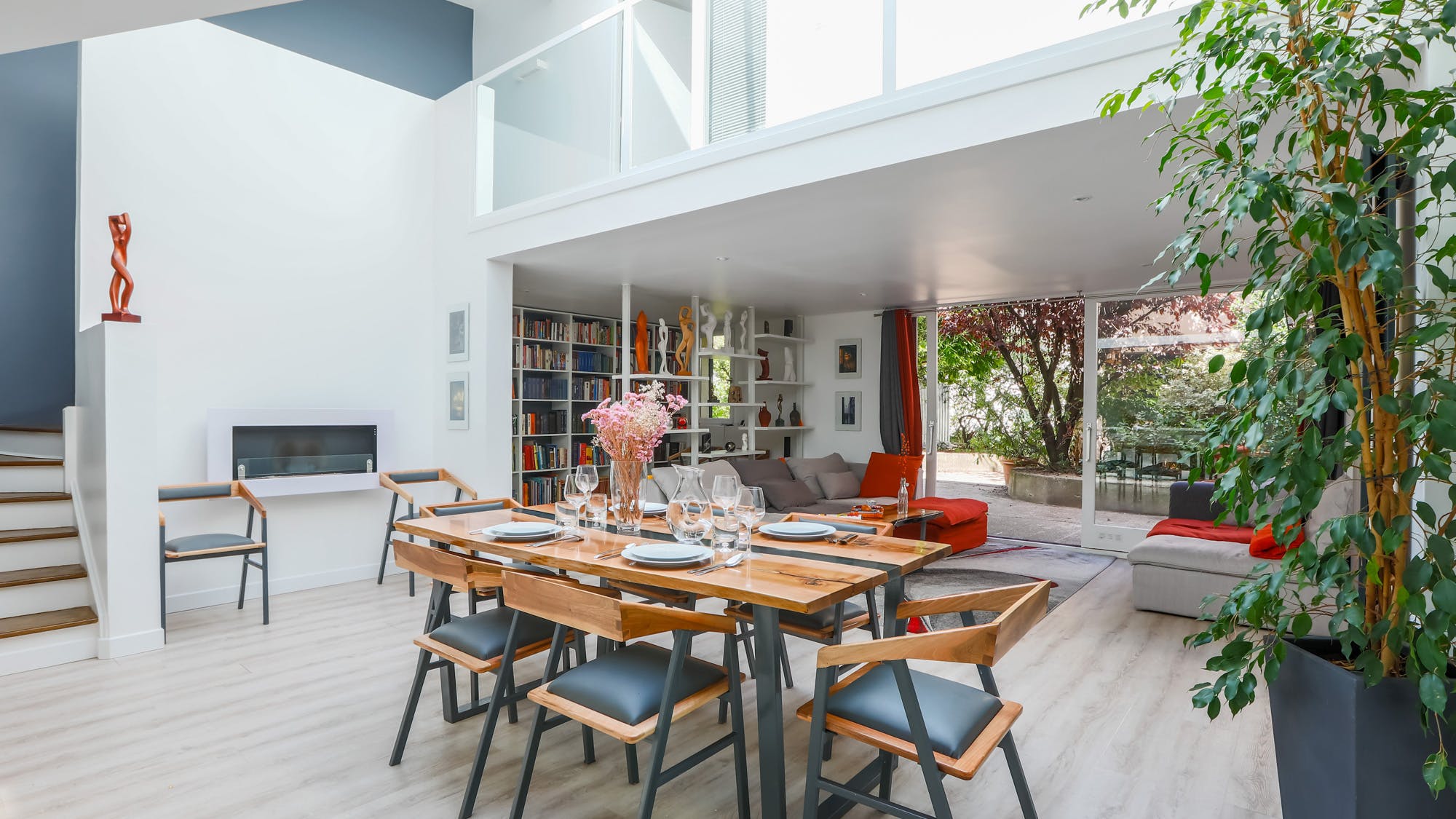 Villa Cramoisi Vavin Montparnasse & Catacombs: Elegant 4-Bedroom Townhouse with Family Features, Montparnasse Paris