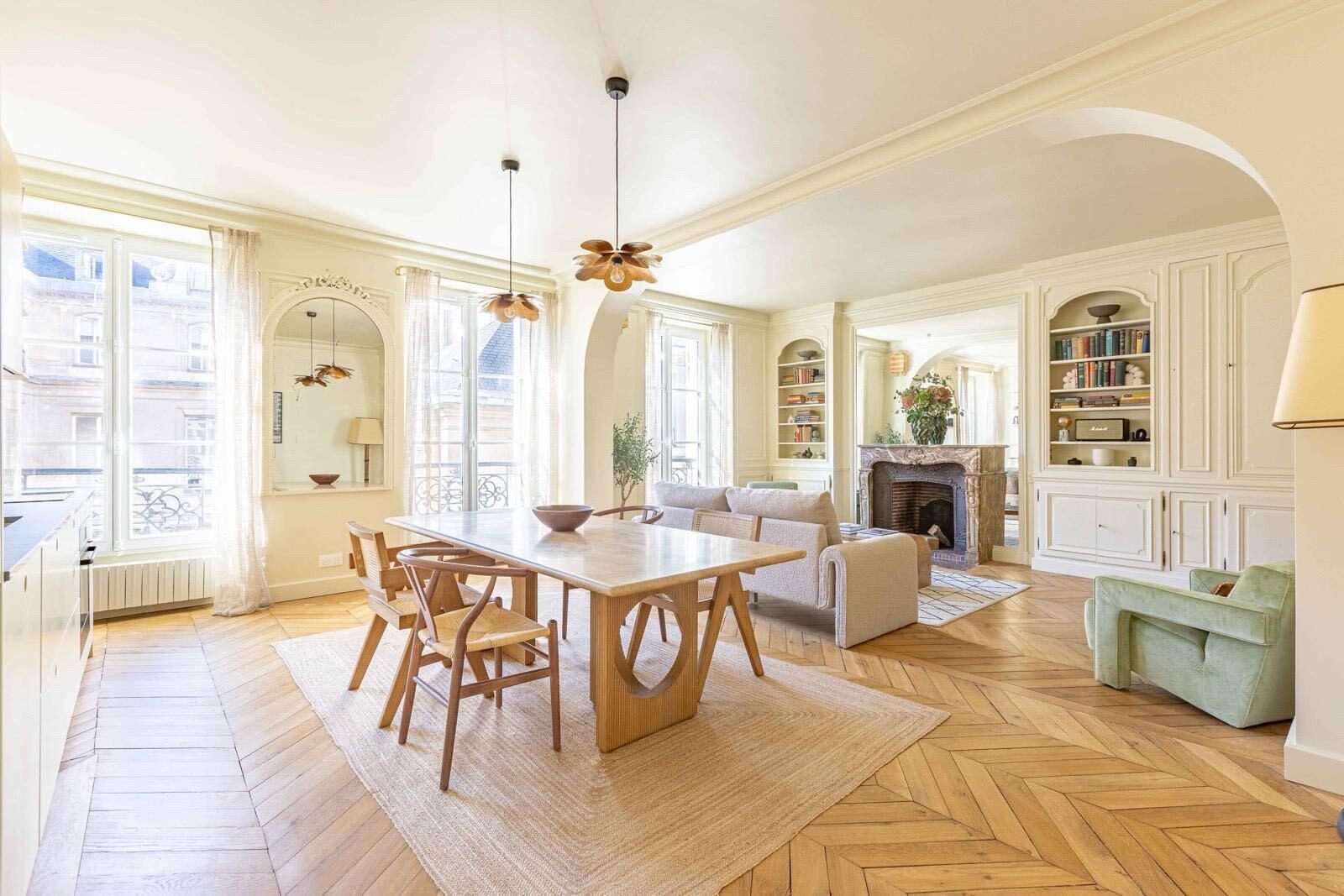 Château Odéon Lumière: Charming 2-Bedroom Family-Friendly Apartment Rental Saint Germain des Prés
