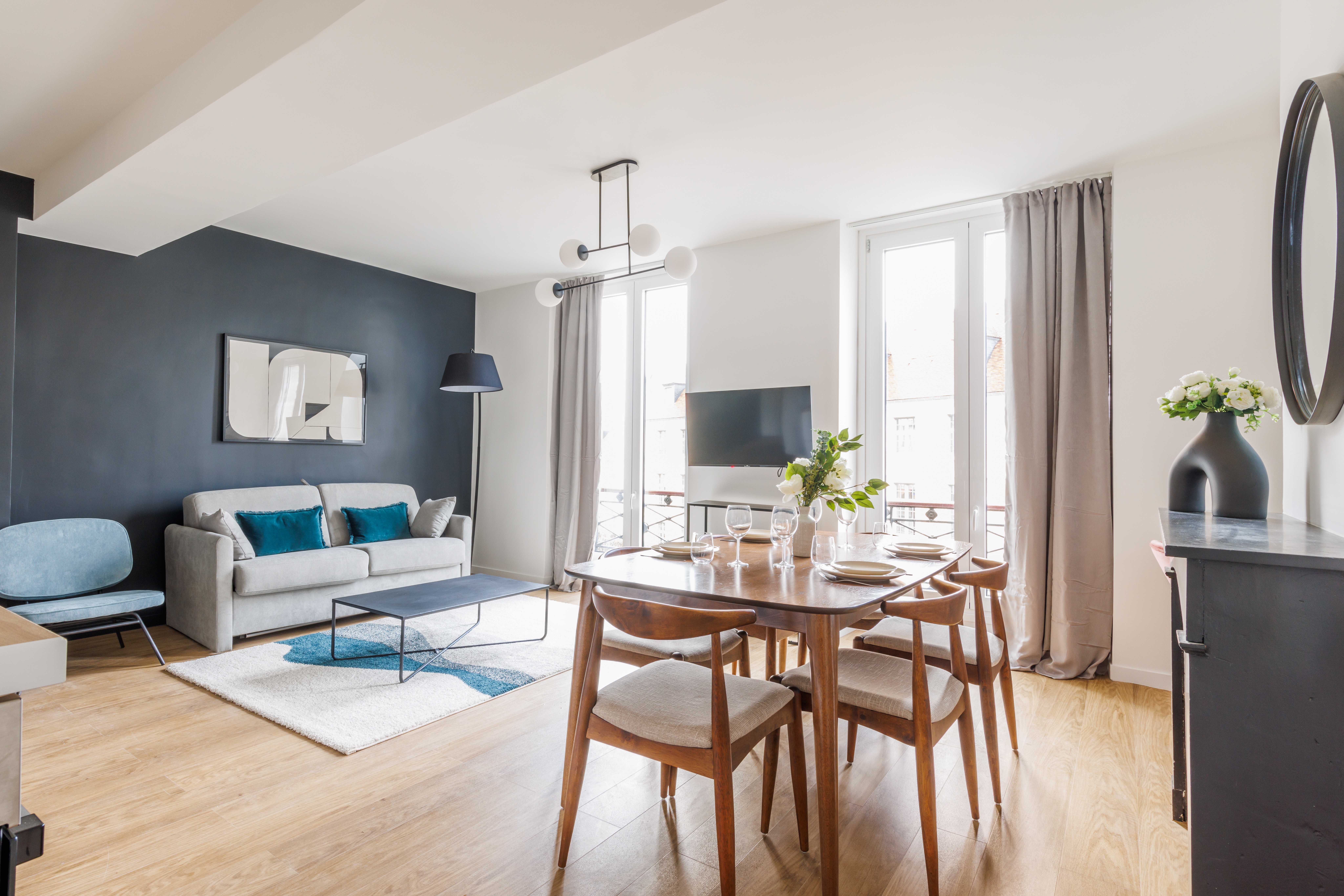 Château Odéon Saint-Germain: Chic 2-Bedroom Apartment with Air-Con in Saint Germain des Prés