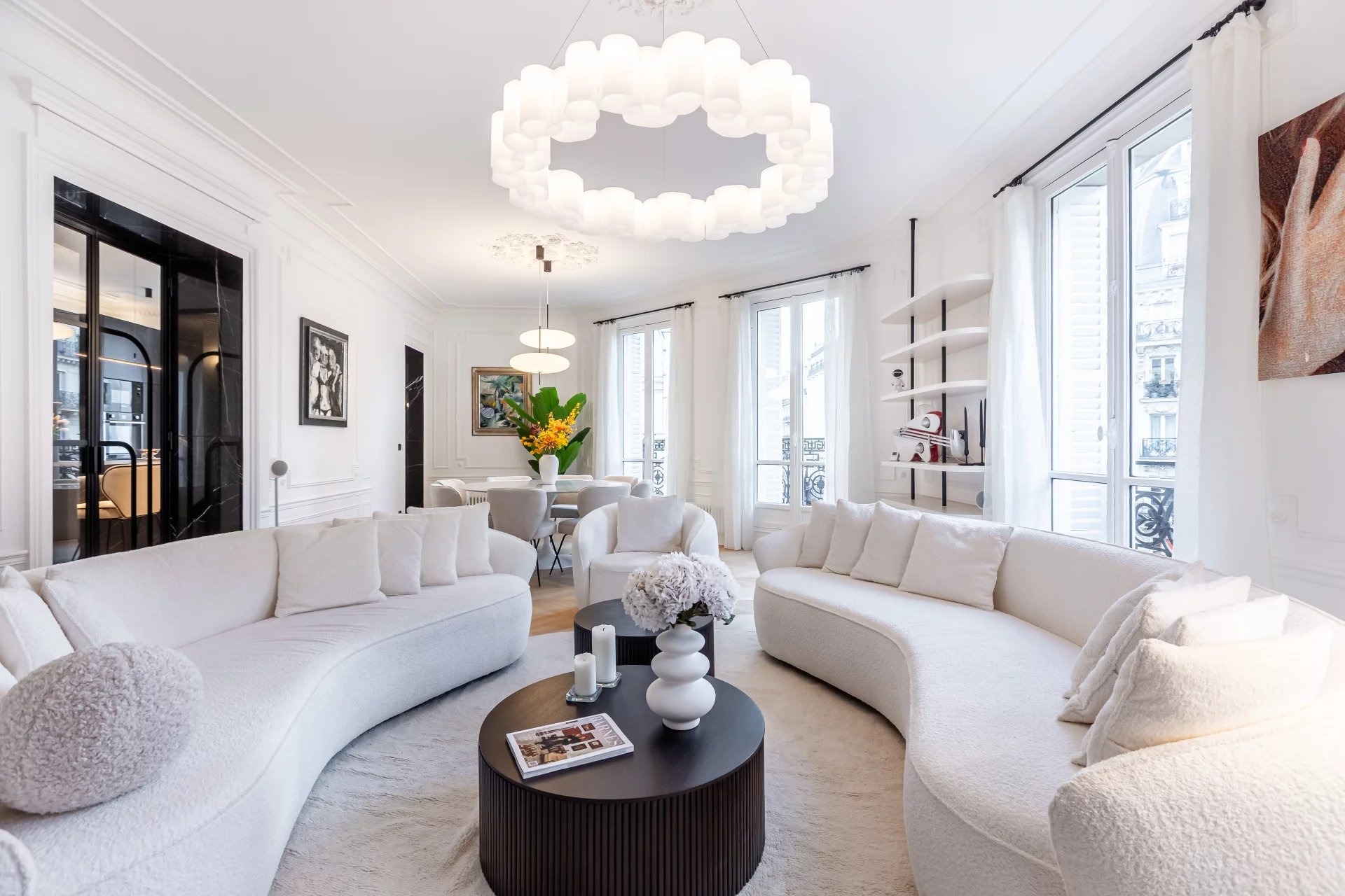 Château Odéon SaintGermain: Elegant 3-Bedroom Apartment Rental with Balcony and Air-Con, Saint Germain des Prés
