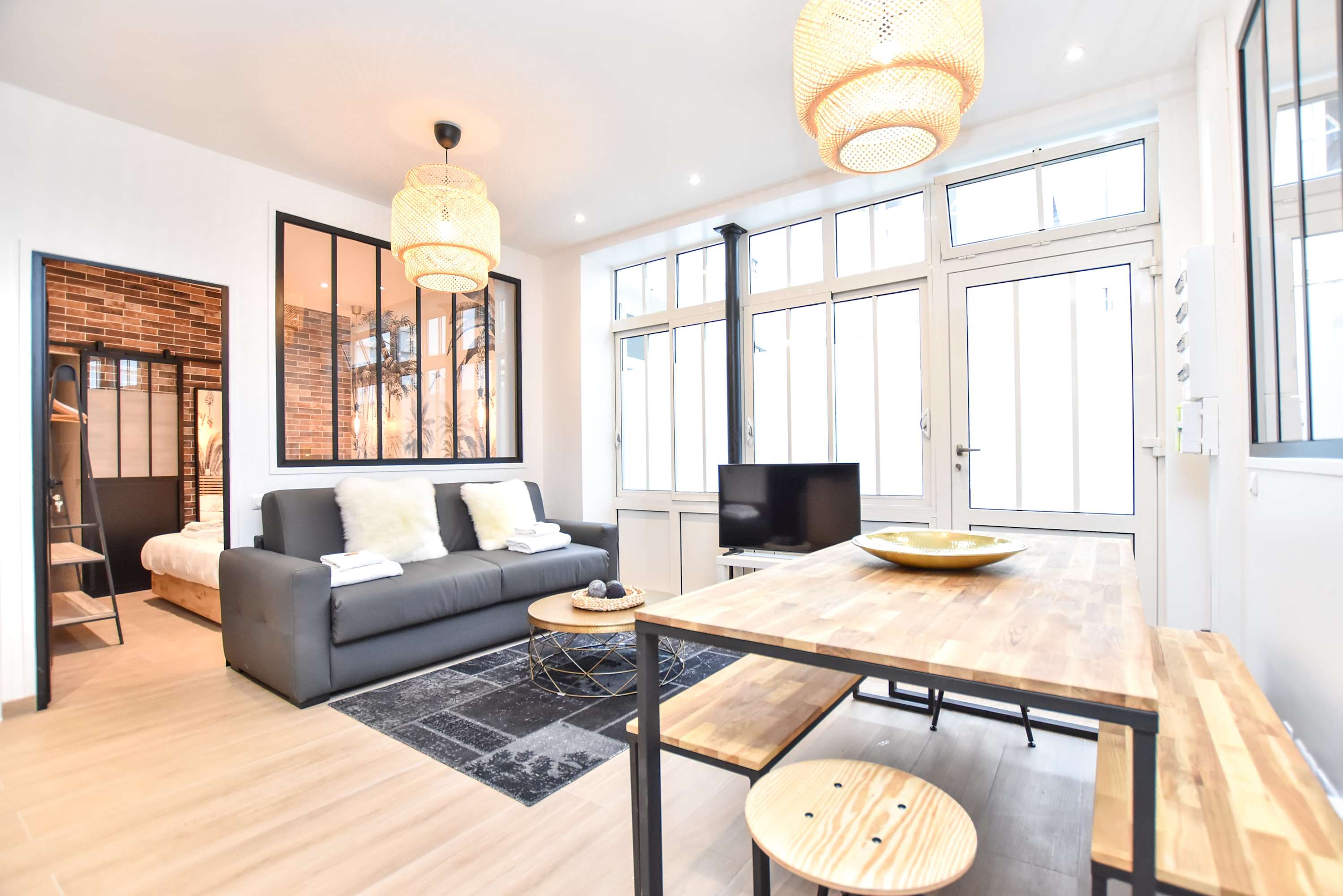 Villa Crépuscule Rochechouart South Pigalle: Elegant 3-Bedroom Apartment with Courtyard Views, South Pigalle