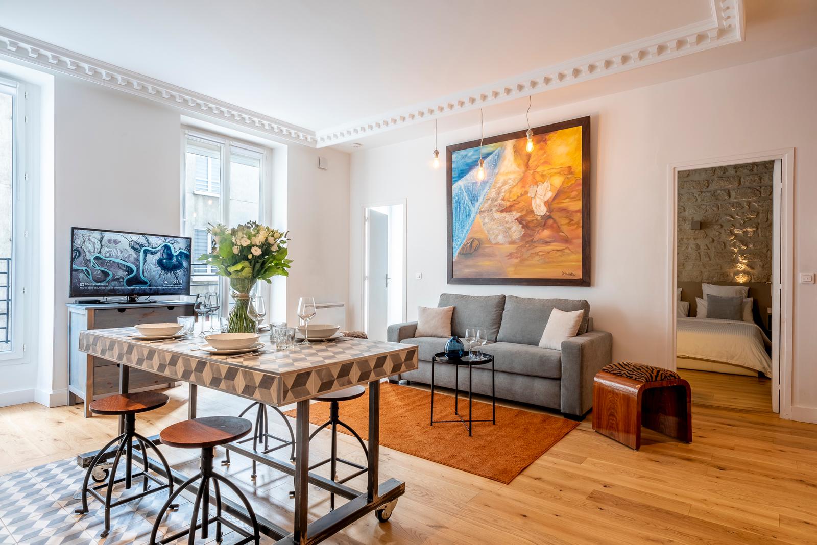 Château Réaumur Montorgueil: Charming 2-Bedroom Apartment Rental with Family-Friendly Features in Montorgueil, Paris