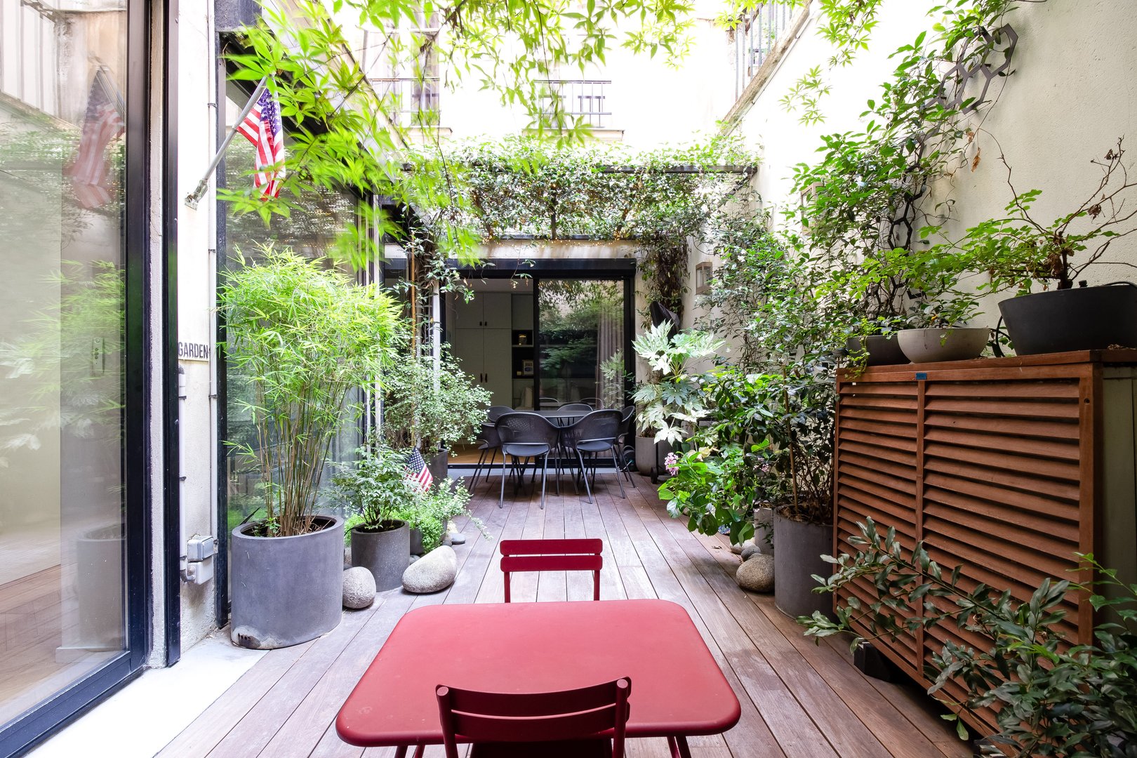 Château Saint-Denis Montorgueil: Chic 3-Bedroom Luxury Townhouse with Private Terrace, Paris