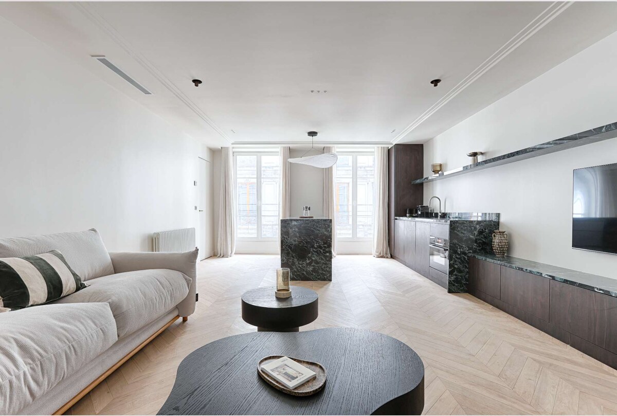 Villa Cramoisi Temple Montorgueil – Les Halles: Elegant 2-Bedroom Apartment Rental with Air Conditioning in Montorgueil, Paris