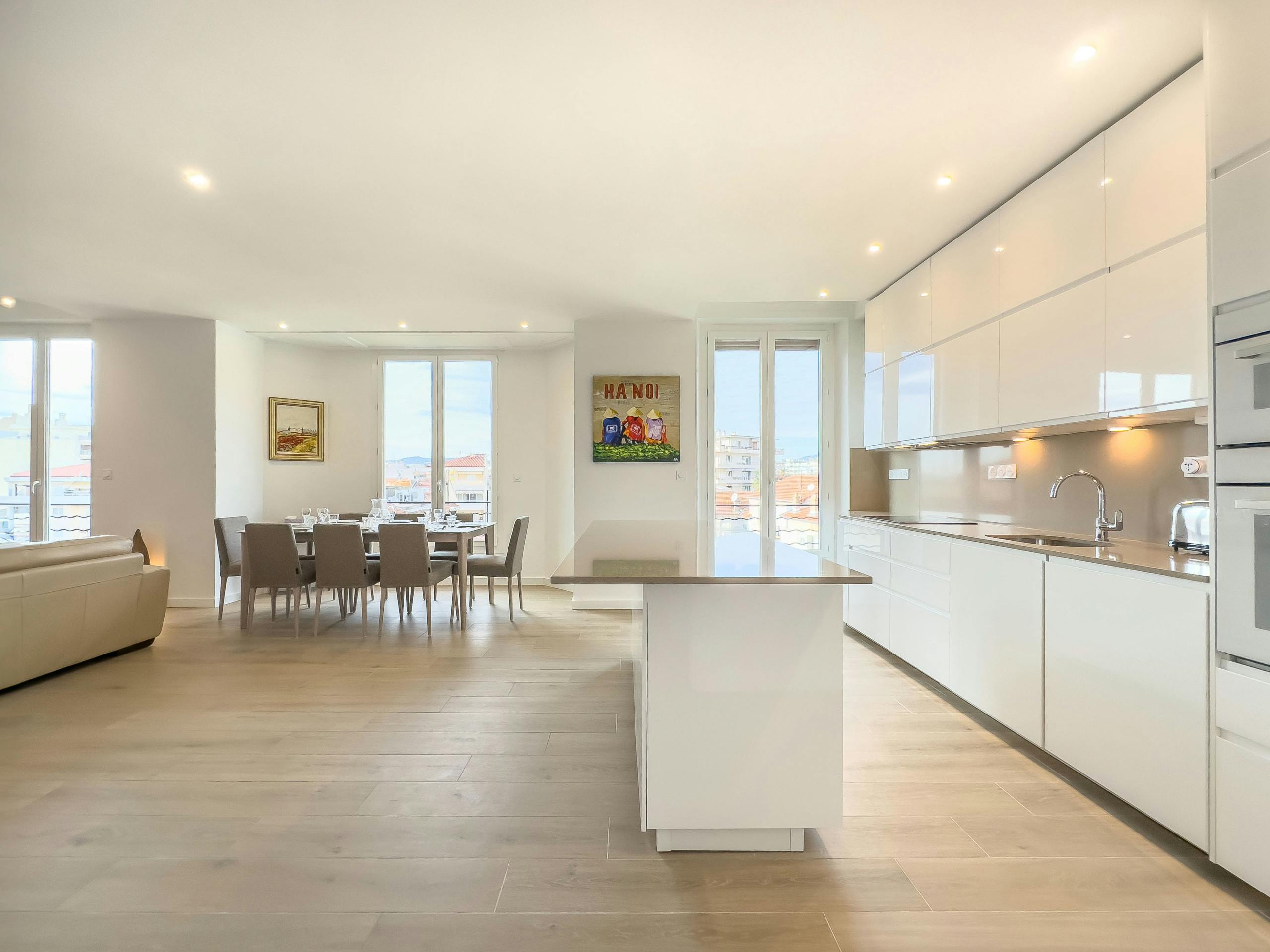 Villa Portico Avenue de Grasse Cannes: Elegant 4-Bedroom Apartment with Air Conditioning Near Beach, Cannes