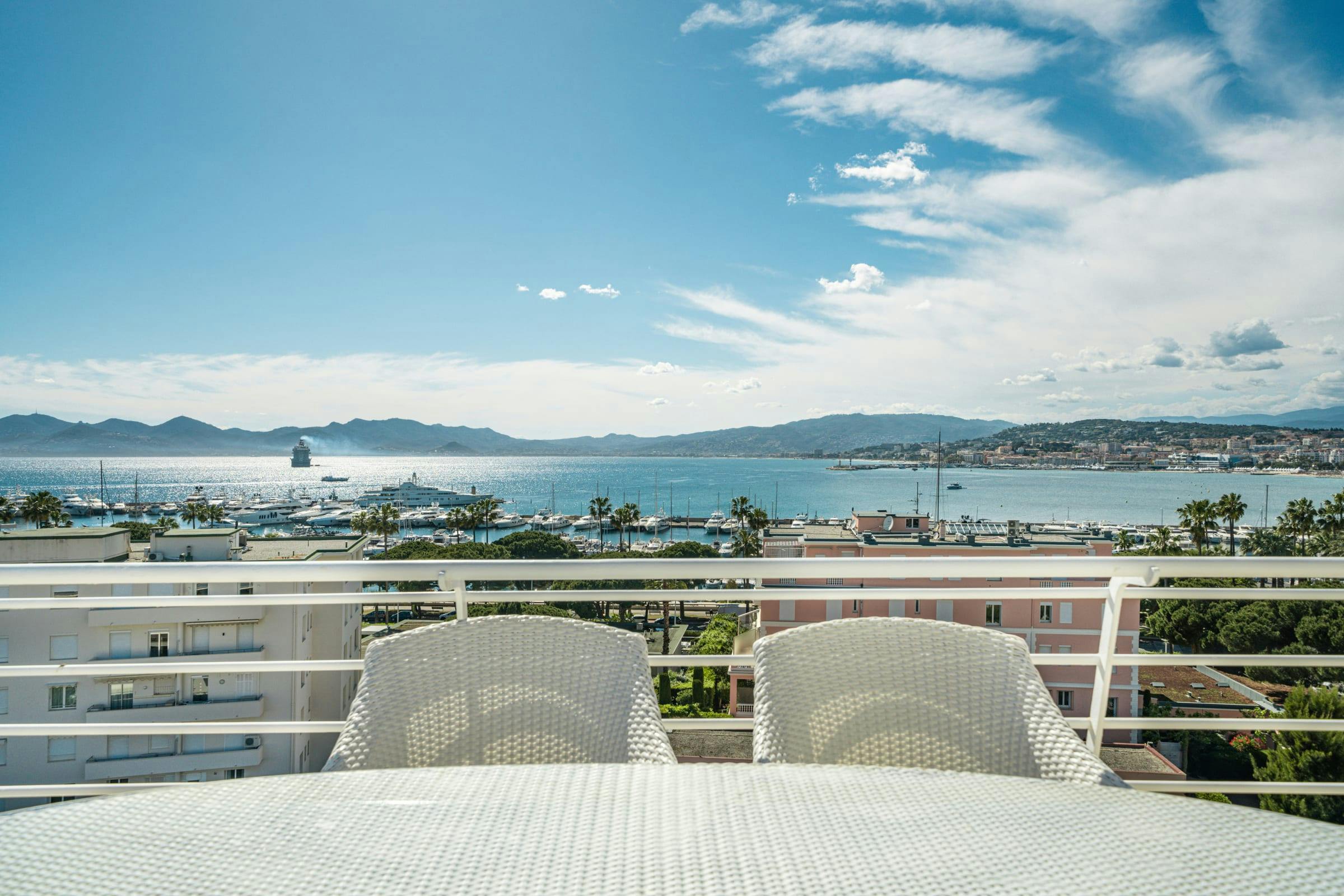 Villa Autan Basse Californie Cannes: Spacious 3-Bedroom Apartment with Stunning Views, Cannes