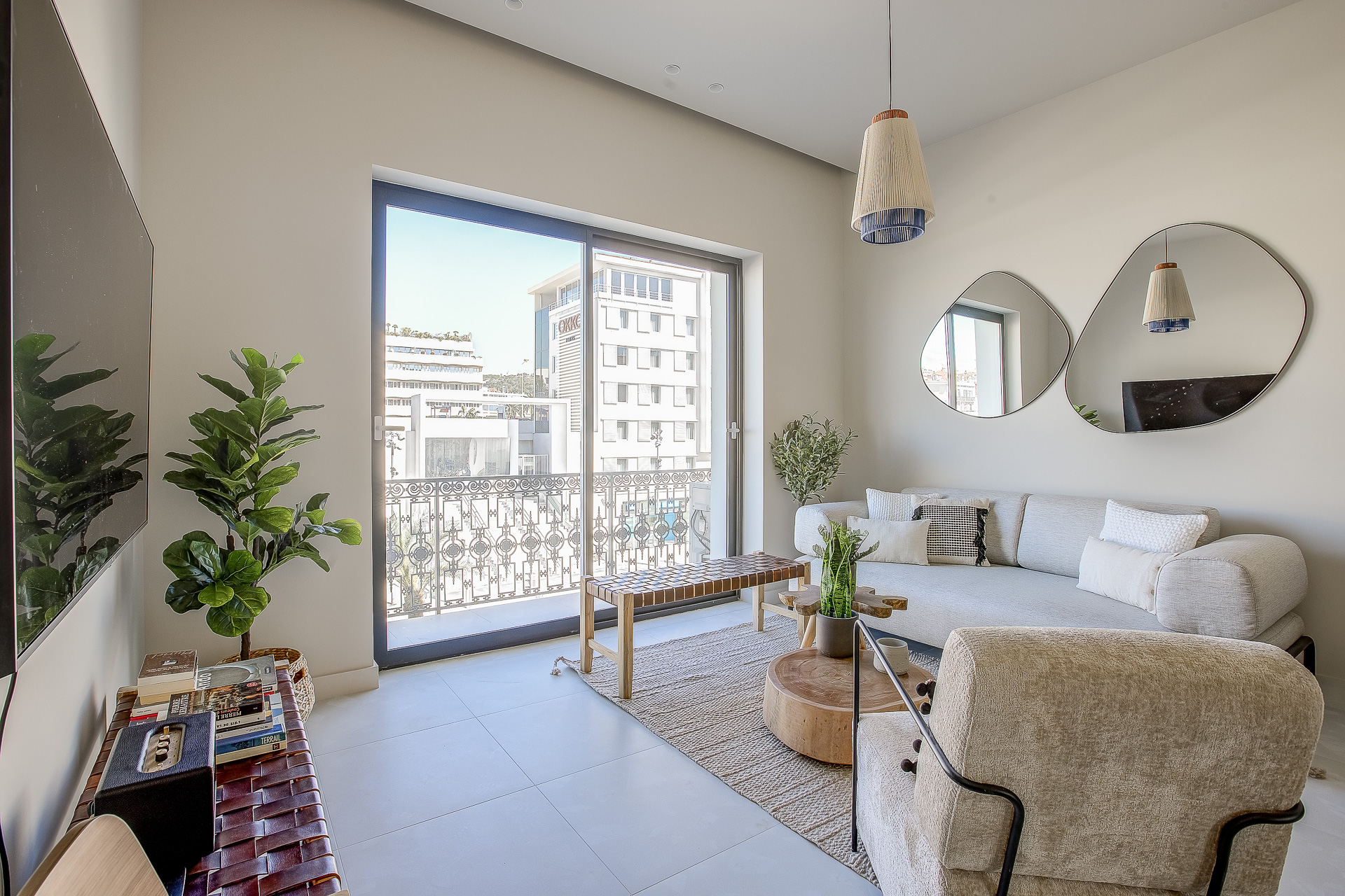 Villa Azur Croix-des-Gardes Cannes: Spacious 3-Bedroom Apartment with Sea Views, Cannes