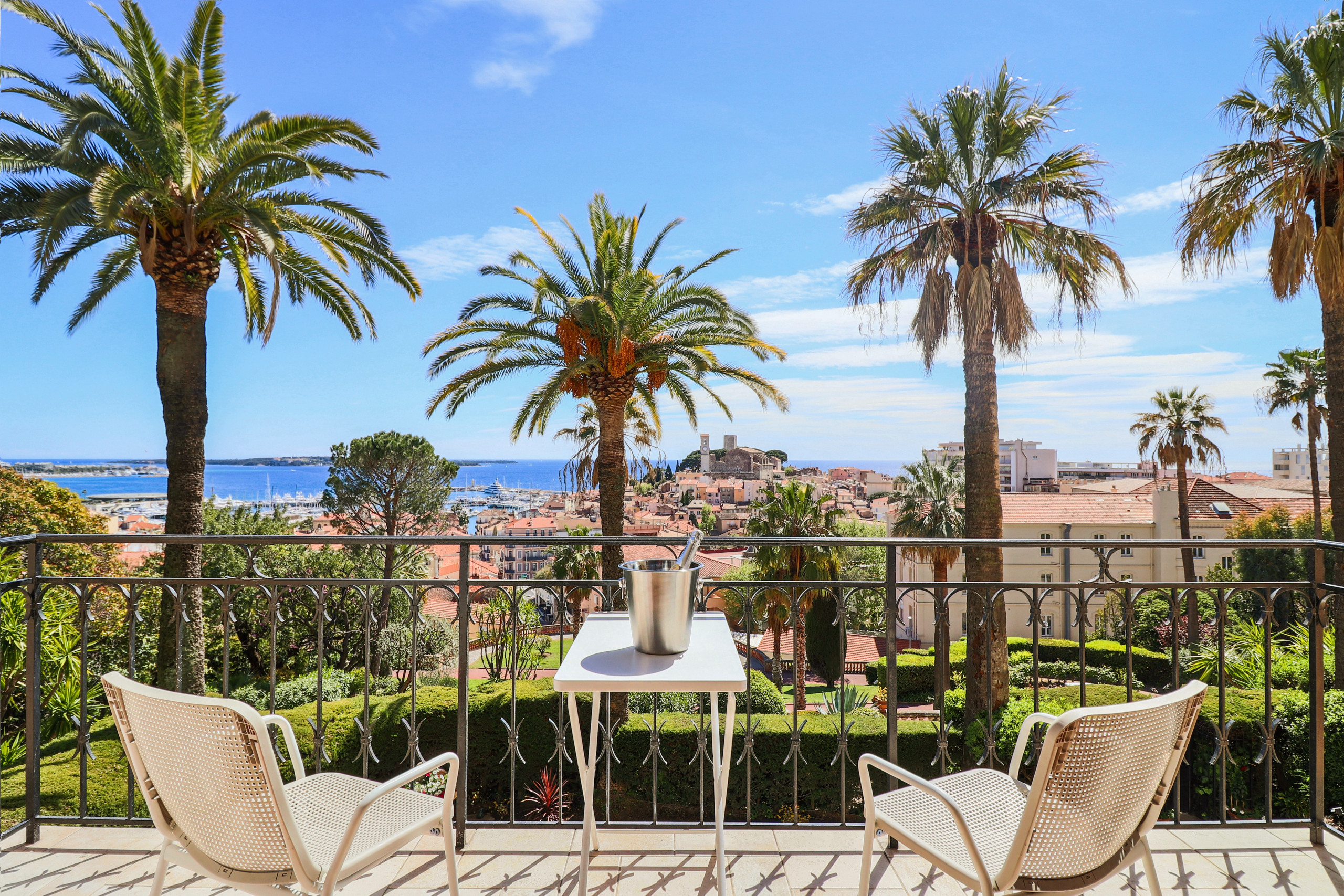 Villa Azur Racine Cannes: Elegant 3-Bedroom Apartment with Seaview, Cannes