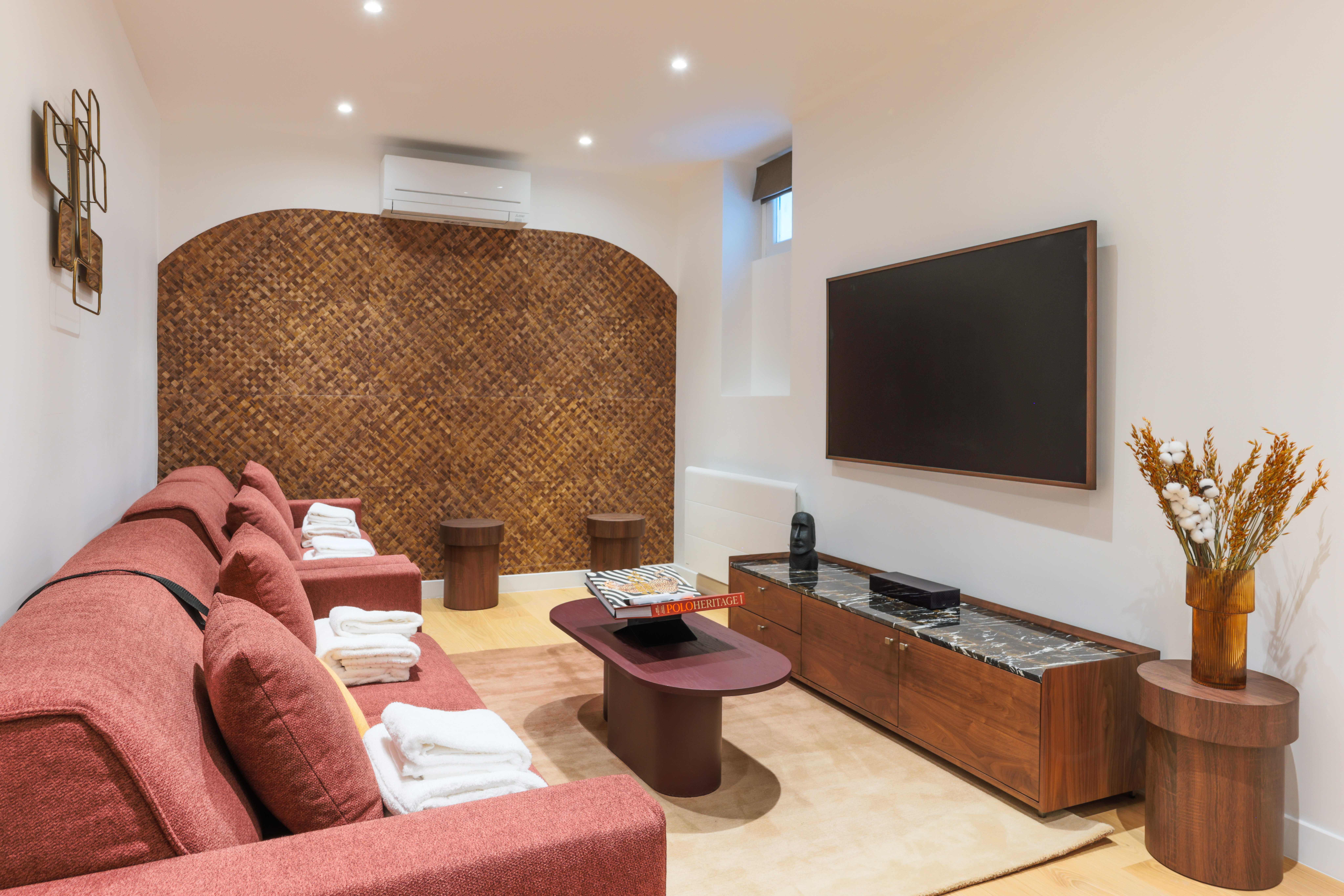 Villa Cers Etoile Arc de Triomphe – Champs-Élysées: Elegant 4-Bedroom Villa with Family-Friendly Features, Paris
