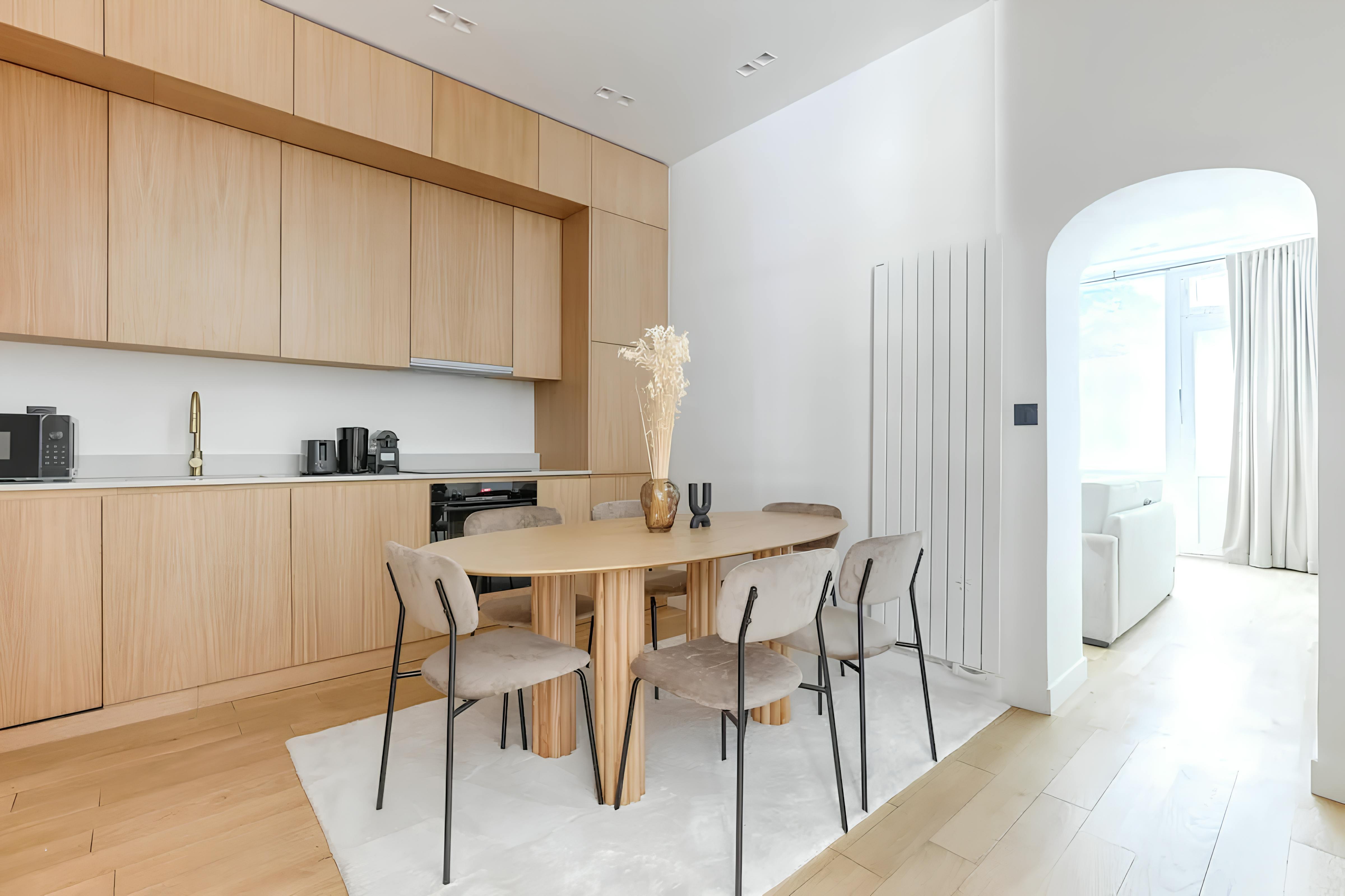 Château Volontaires Montparnasse: Charming 2-Bedroom Townhouse Rental with Family-Friendly Features, Montparnasse Paris