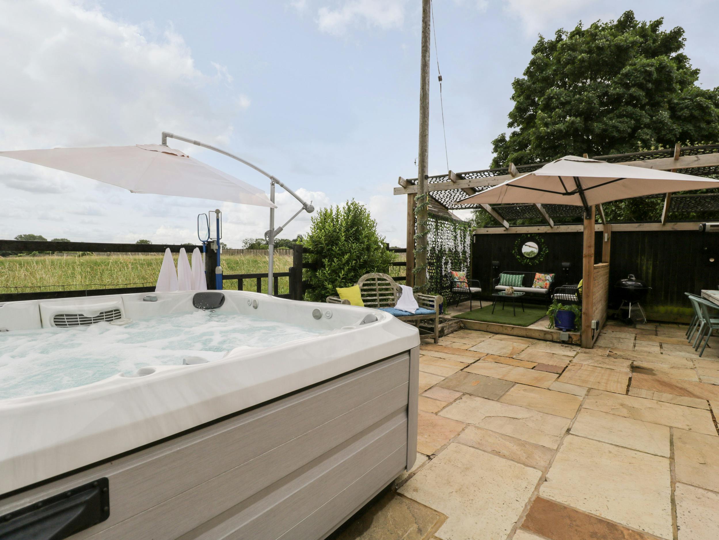 Cottage Chilterns Oxfordshire: Charming 4-Bedroom Cottage Rental with Hot Tub in Oxfordshire Countryside