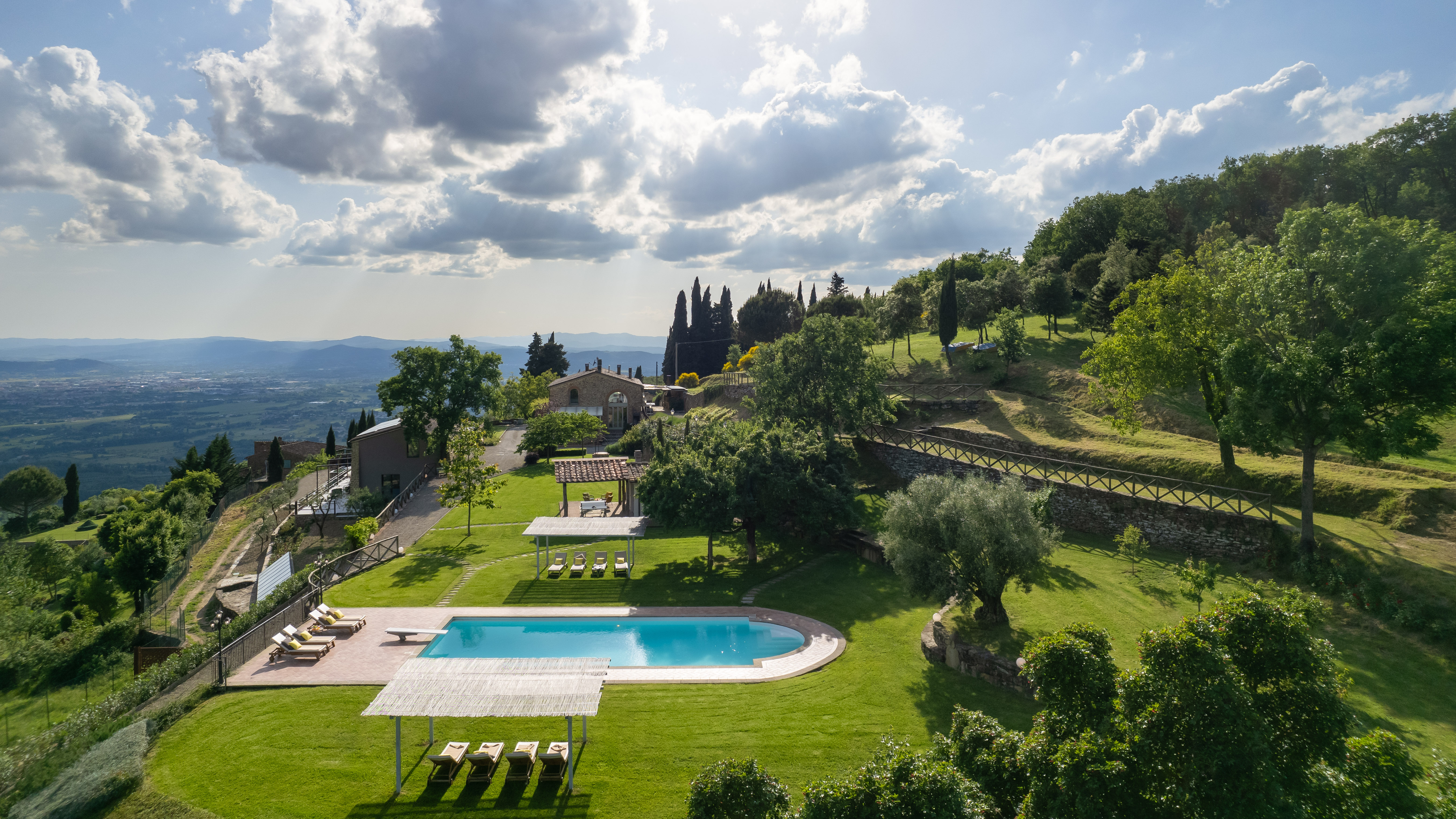 Villa Alba Castiglion Fiorentino Arezzo: Spacious 6-Bedroom Apartment with Pool and Countryside Views, Arezzo