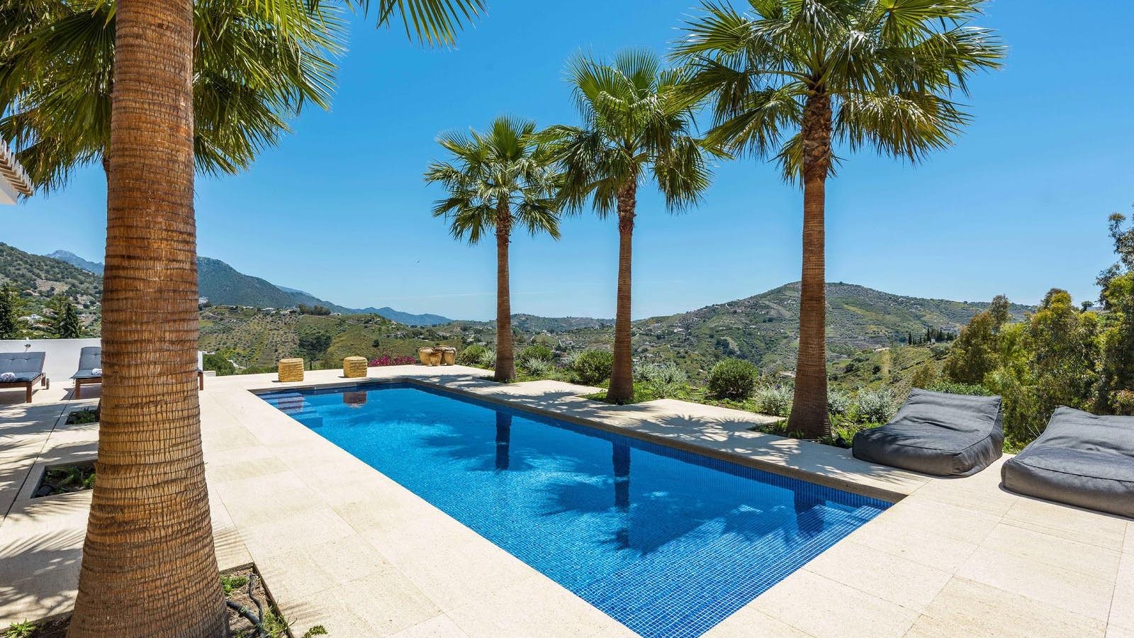 Finca Almijara Cómpeta: Charming 2-Bedroom Apartment with Pool and Air-Con, Nerja