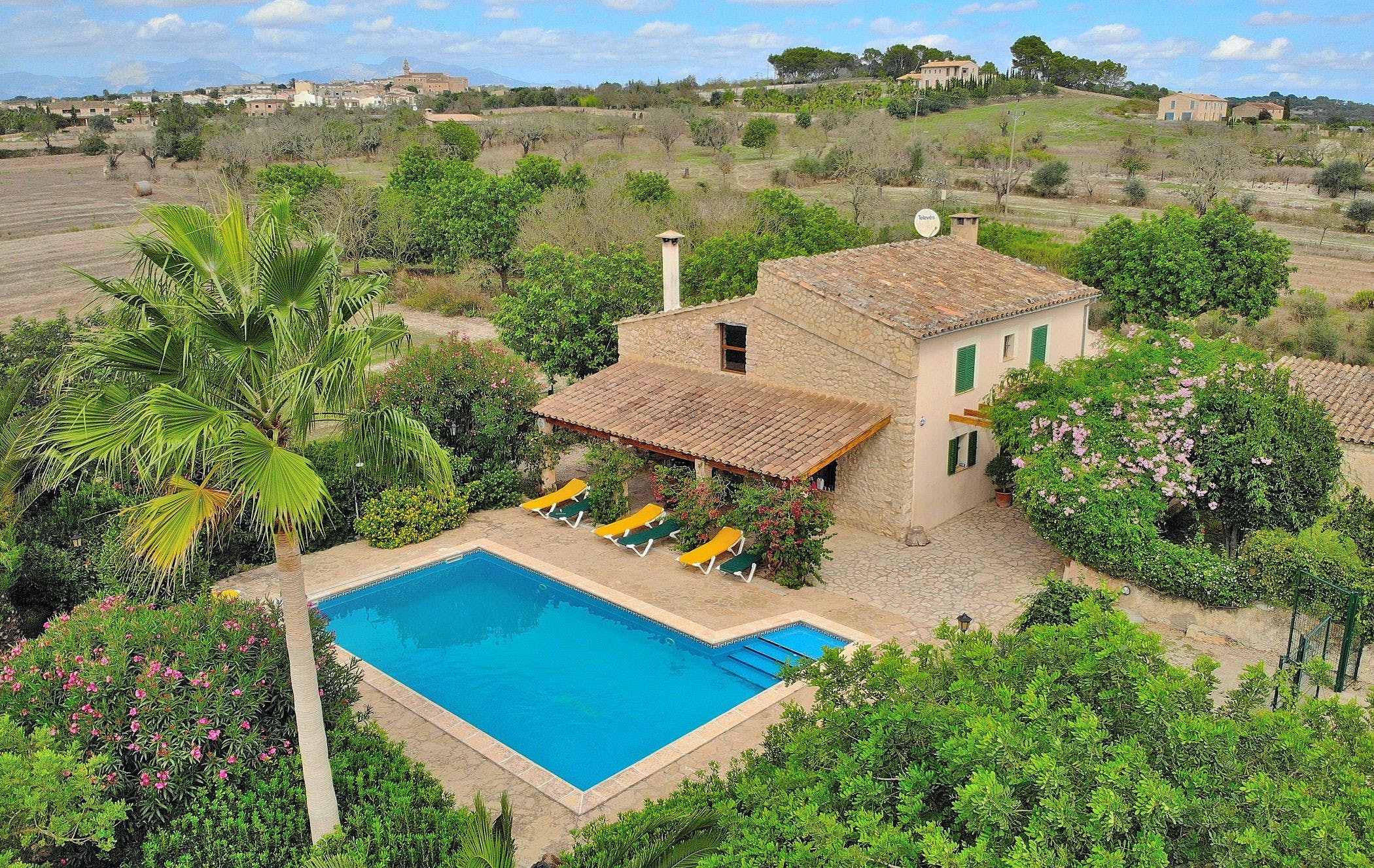 Finca Sa Llacuna Sineu: Charming 3-Bedroom Luxury Villa Rental with Private Pool in Pla de Mallorca